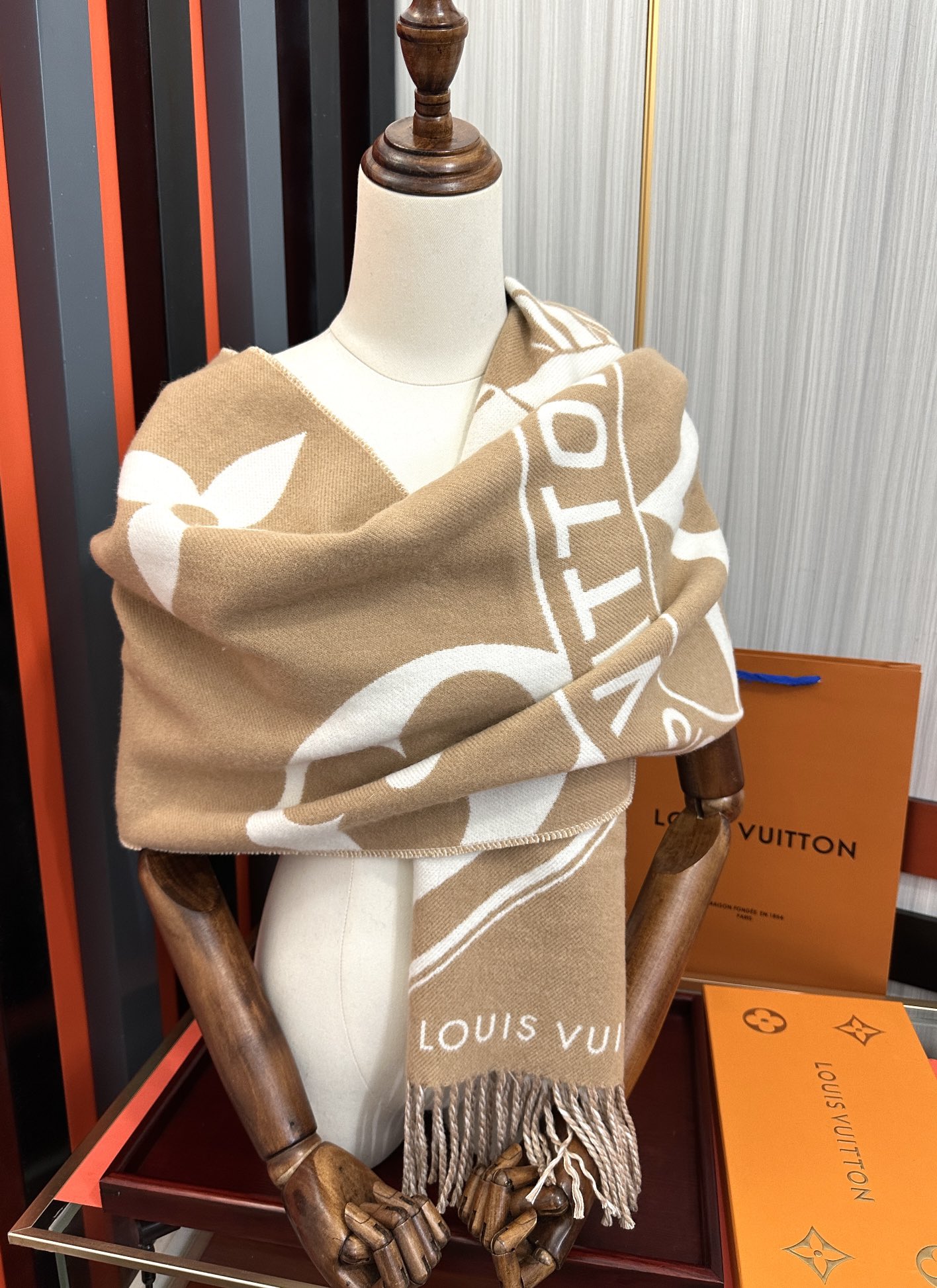 高版本到货 LV新款围巾🧣太好看了 Lock And keys围巾取材舒暖毛绒混合纺织[太阳]一面描绘挂