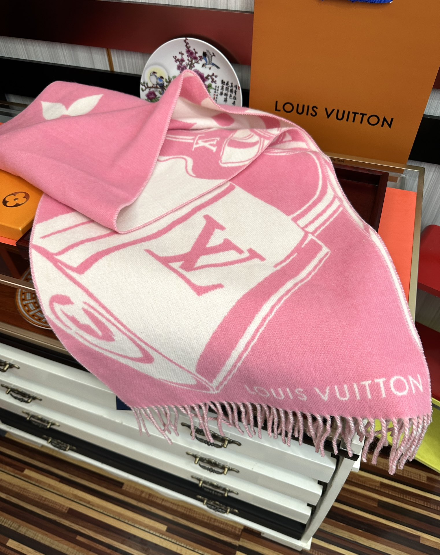 高版本到货 LV新款围巾🧣太好看了 Lock And keys围巾取材舒暖毛绒混合纺织[太阳]一面描绘挂