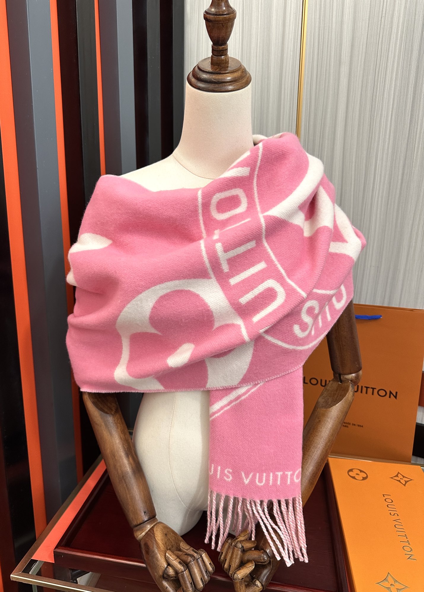 高版本到货 LV新款围巾🧣太好看了 Lock And keys围巾取材舒暖毛绒混合纺织[太阳]一面描绘挂