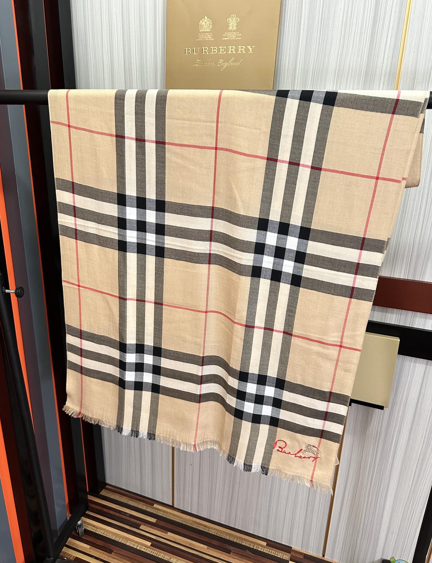 上新。2010 巴宝莉👍重磅推荐🎀太美了👓火爆N年的格子，人人都喜欢💕时潮人都有好几条巴家围巾放在衣橱，