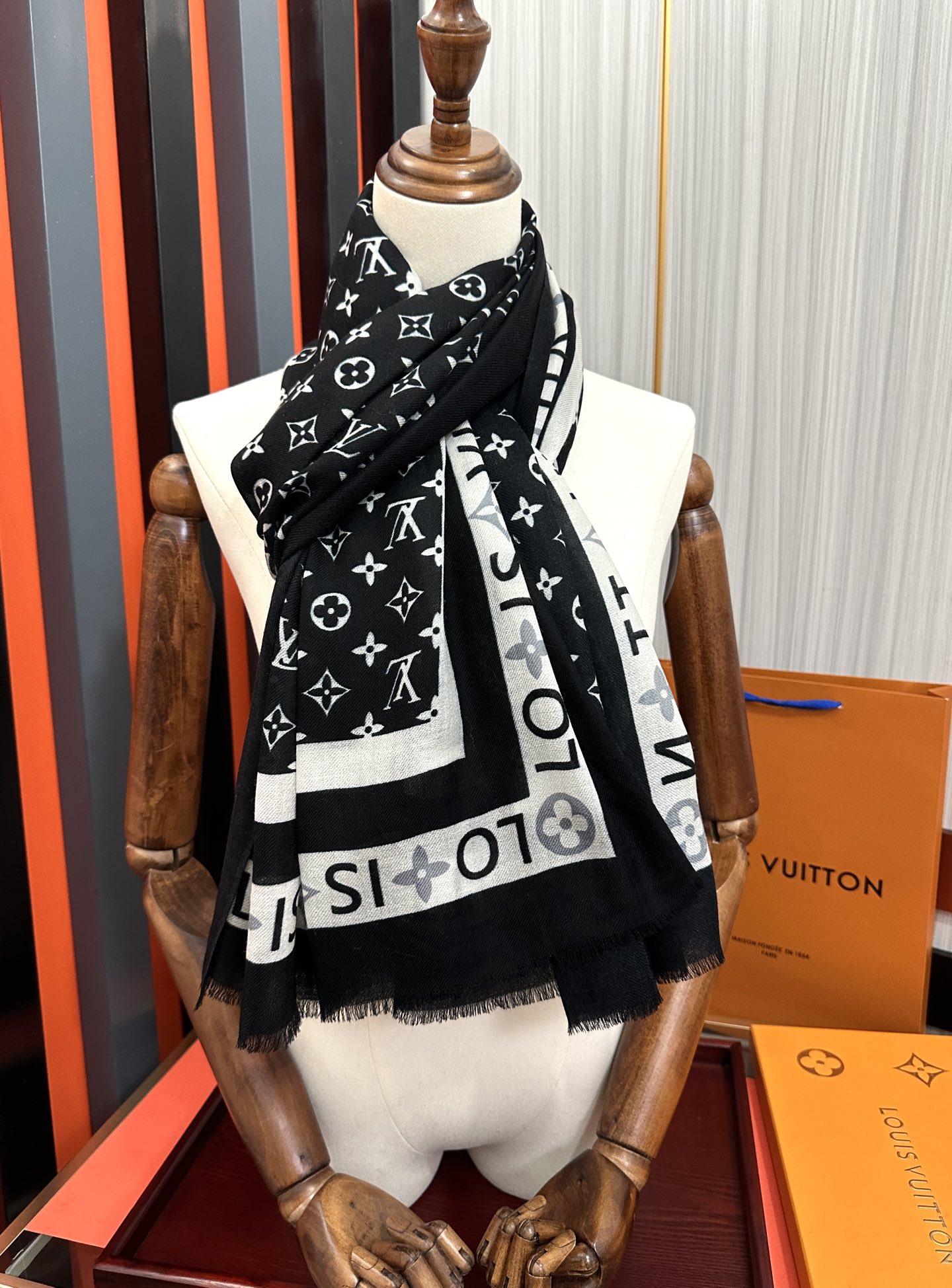 。上新LV 2025。最新款[庆祝]顶级设计太美了，真心赞👍【双面戒指绒长巾】😘💍实物真心美 🎀披肩配以