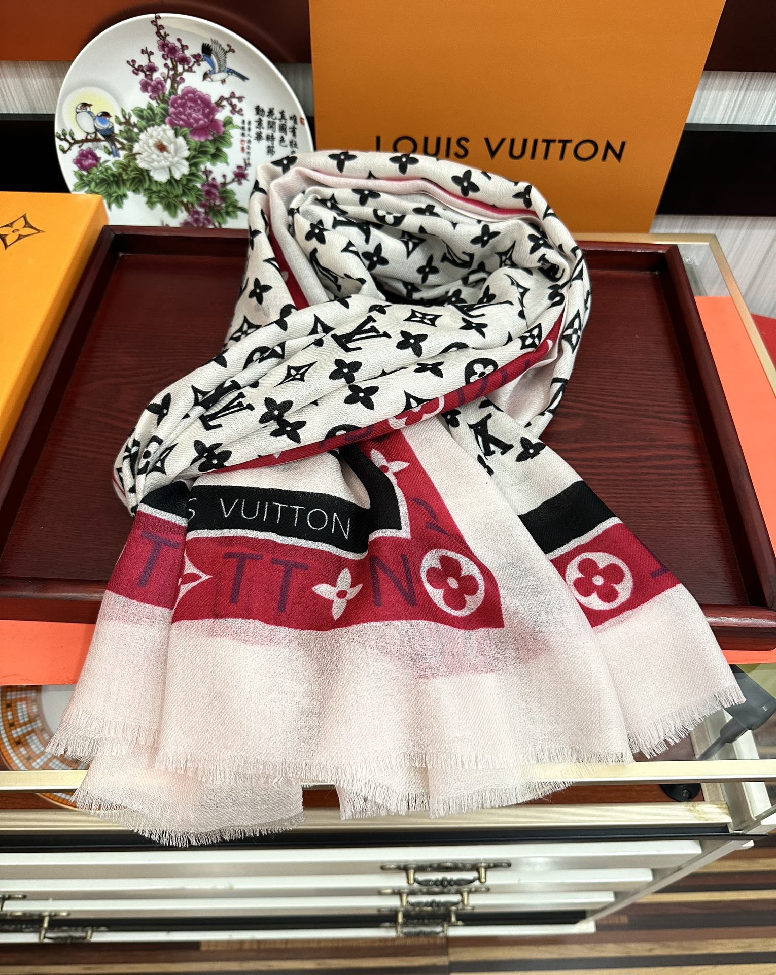 。上新LV 2025。最新款[庆祝]顶级设计太美了，真心赞👍【双面戒指绒长巾】😘💍实物真心美 🎀披肩配以