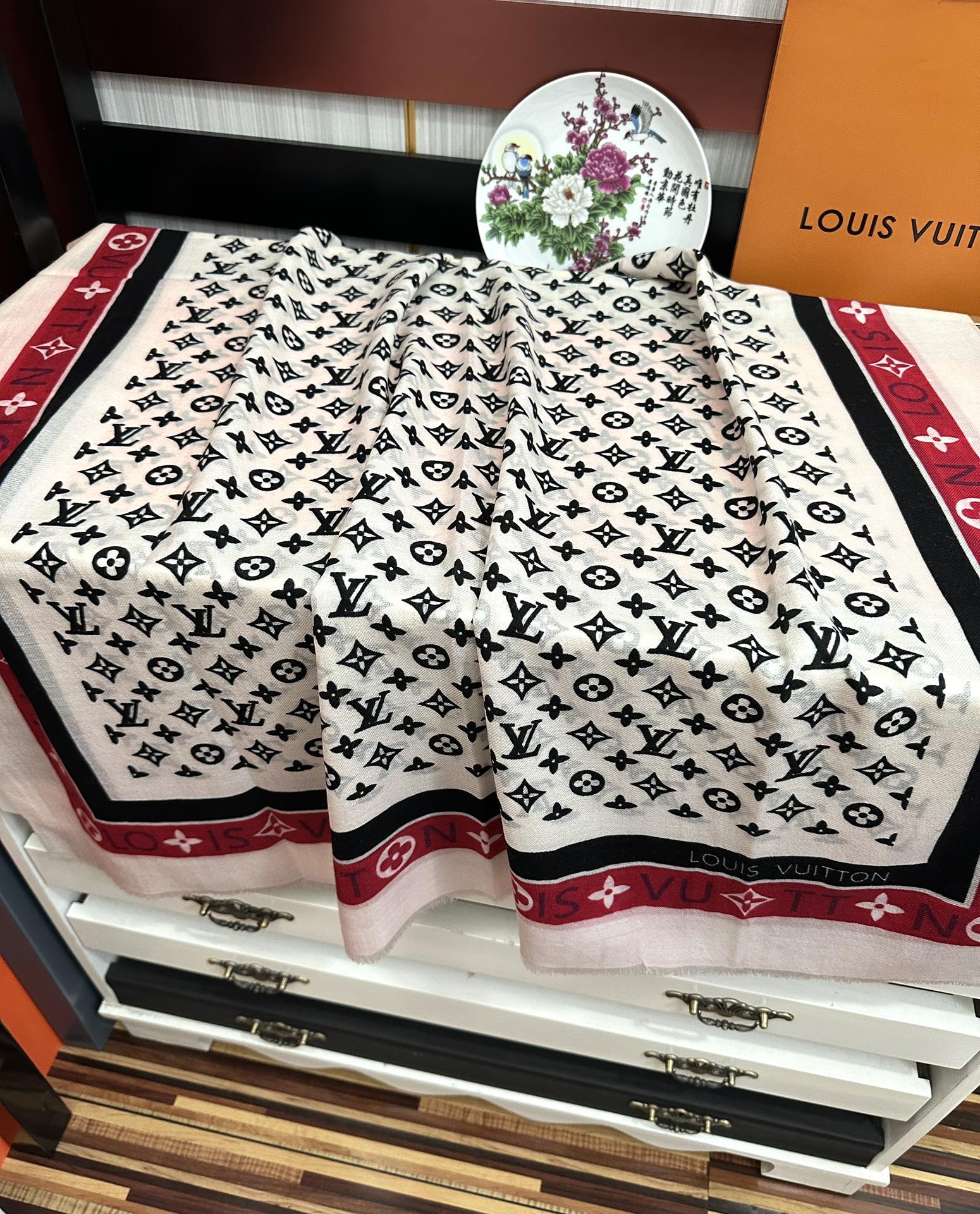 。上新LV 2025。最新款[庆祝]顶级设计太美了，真心赞👍【双面戒指绒长巾】😘💍实物真心美 🎀披肩配以