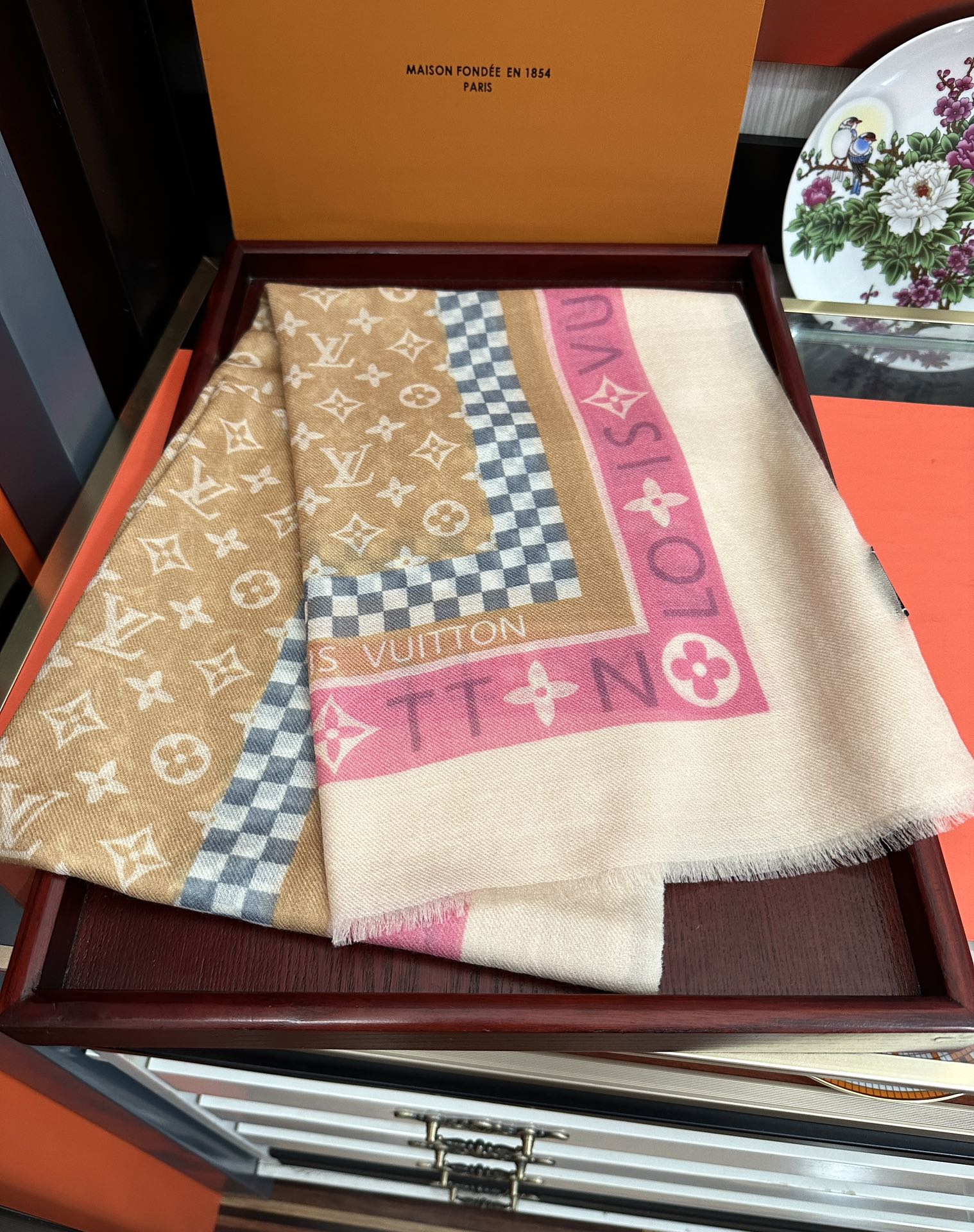 。上新LV 2025。最新款[庆祝]顶级设计太美了，真心赞👍【双面戒指绒长巾】😘💍实物真心美 🎀披肩配以