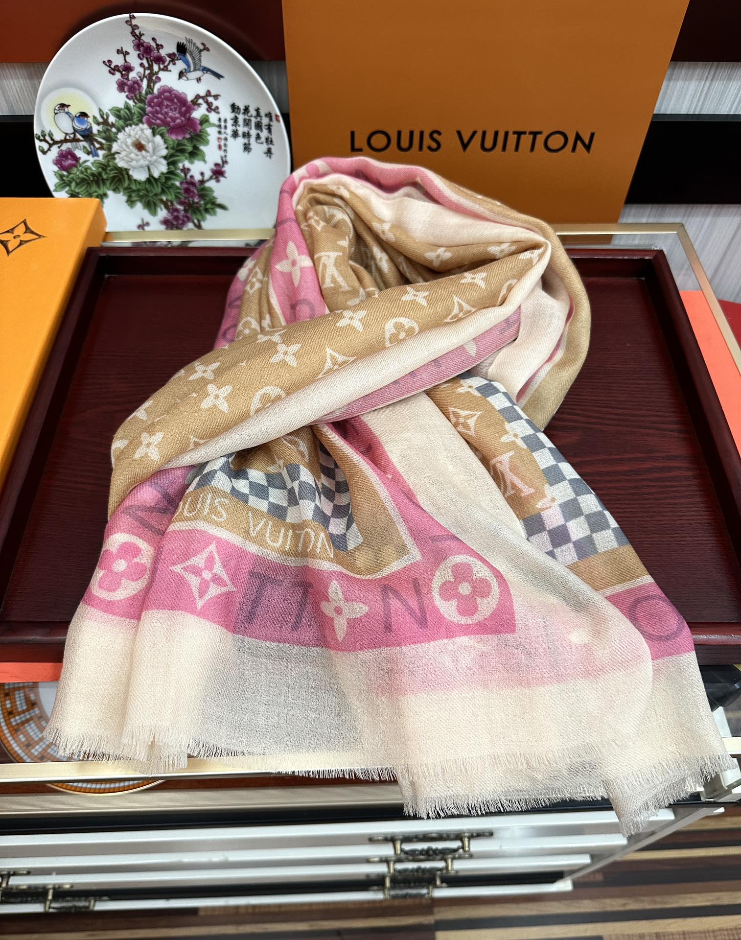 。上新LV 2025。最新款[庆祝]顶级设计太美了，真心赞👍【双面戒指绒长巾】😘💍实物真心美 🎀披肩配以