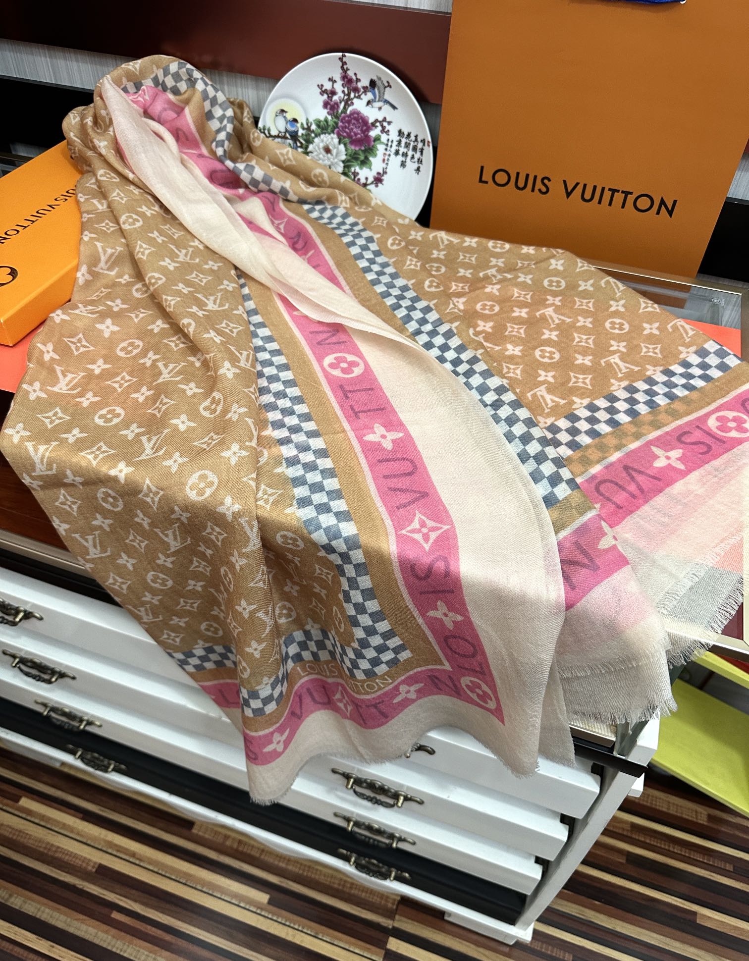 。上新LV 2025。最新款[庆祝]顶级设计太美了，真心赞👍【双面戒指绒长巾】😘💍实物真心美 🎀披肩配以