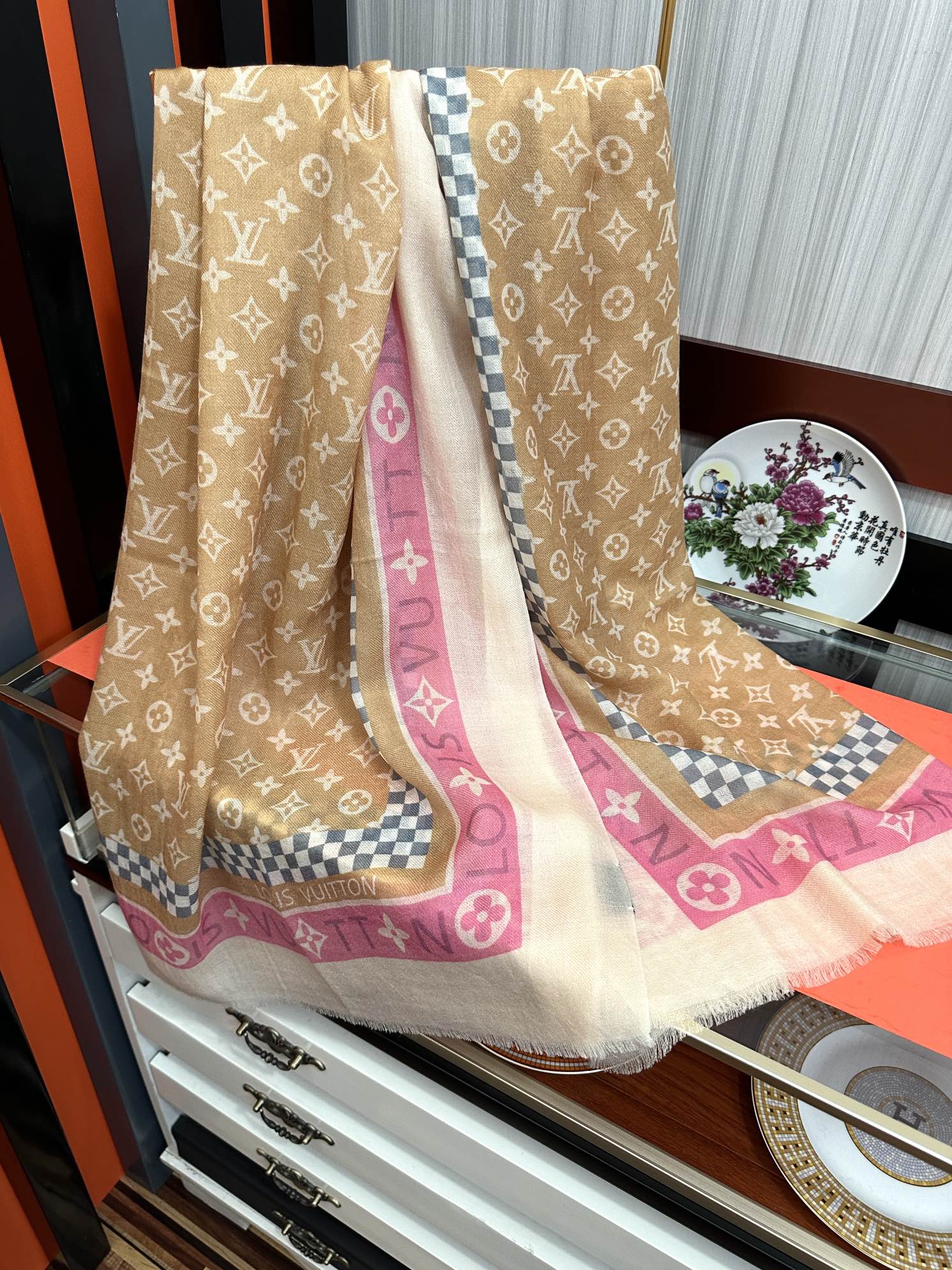 。上新LV 2025。最新款[庆祝]顶级设计太美了，真心赞👍【双面戒指绒长巾】😘💍实物真心美 🎀披肩配以