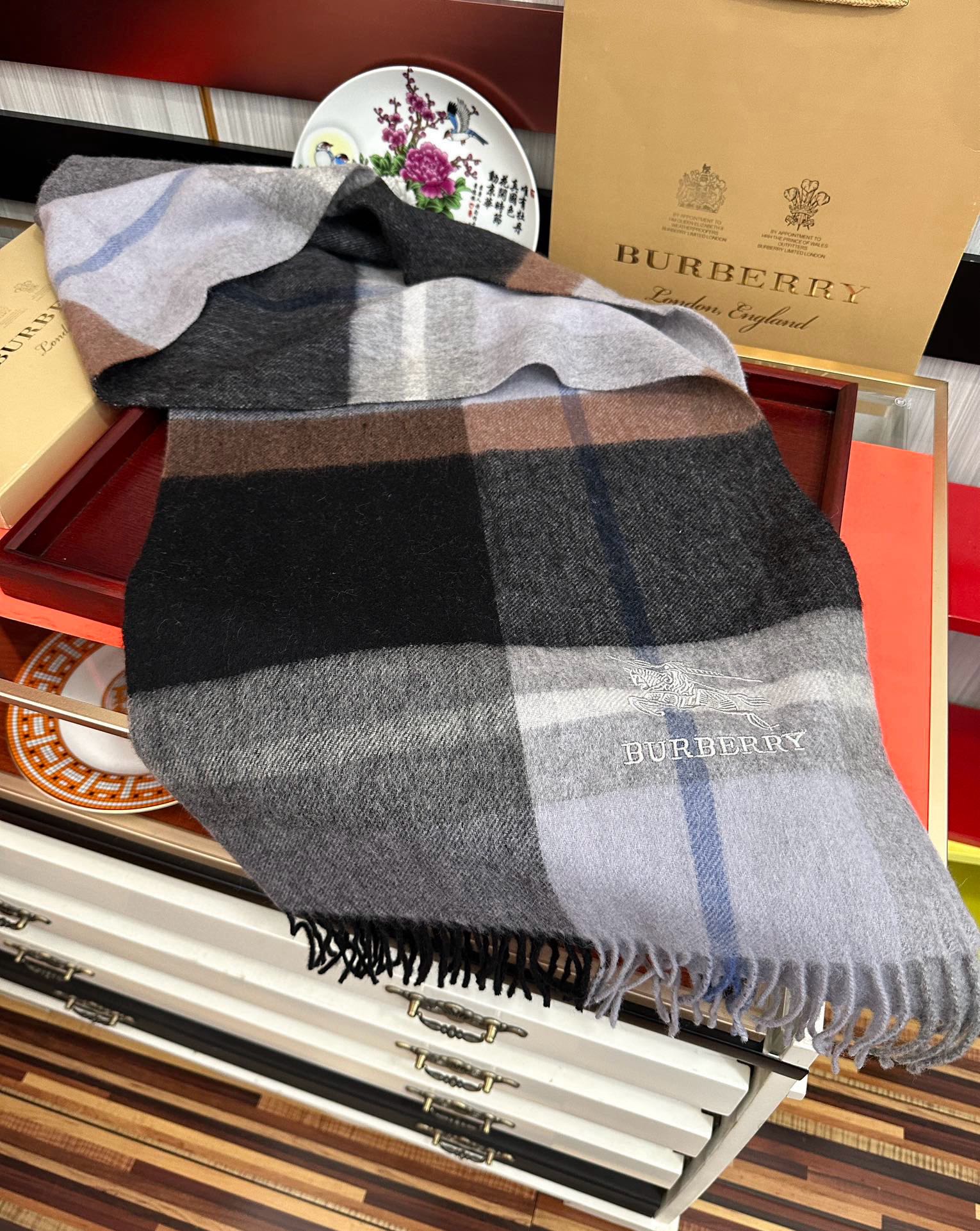 上新。巴宝莉2025 专柜新款💖男女通用情侣👫款，永不过时，上身效果非常棒👍质感醇尚的苏格兰风格💕采用纯