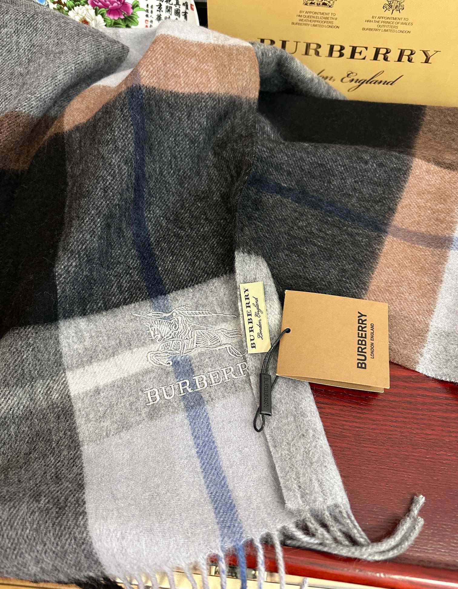 上新。巴宝莉2025 专柜新款💖男女通用情侣👫款，永不过时，上身效果非常棒👍质感醇尚的苏格兰风格💕采用纯