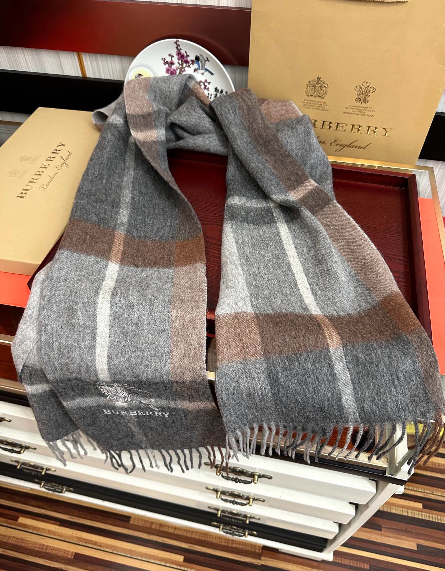 上新。巴宝莉2025 专柜新款💖男女通用情侣👫款，永不过时，上身效果非常棒👍质感醇尚的苏格兰风格💕采用纯