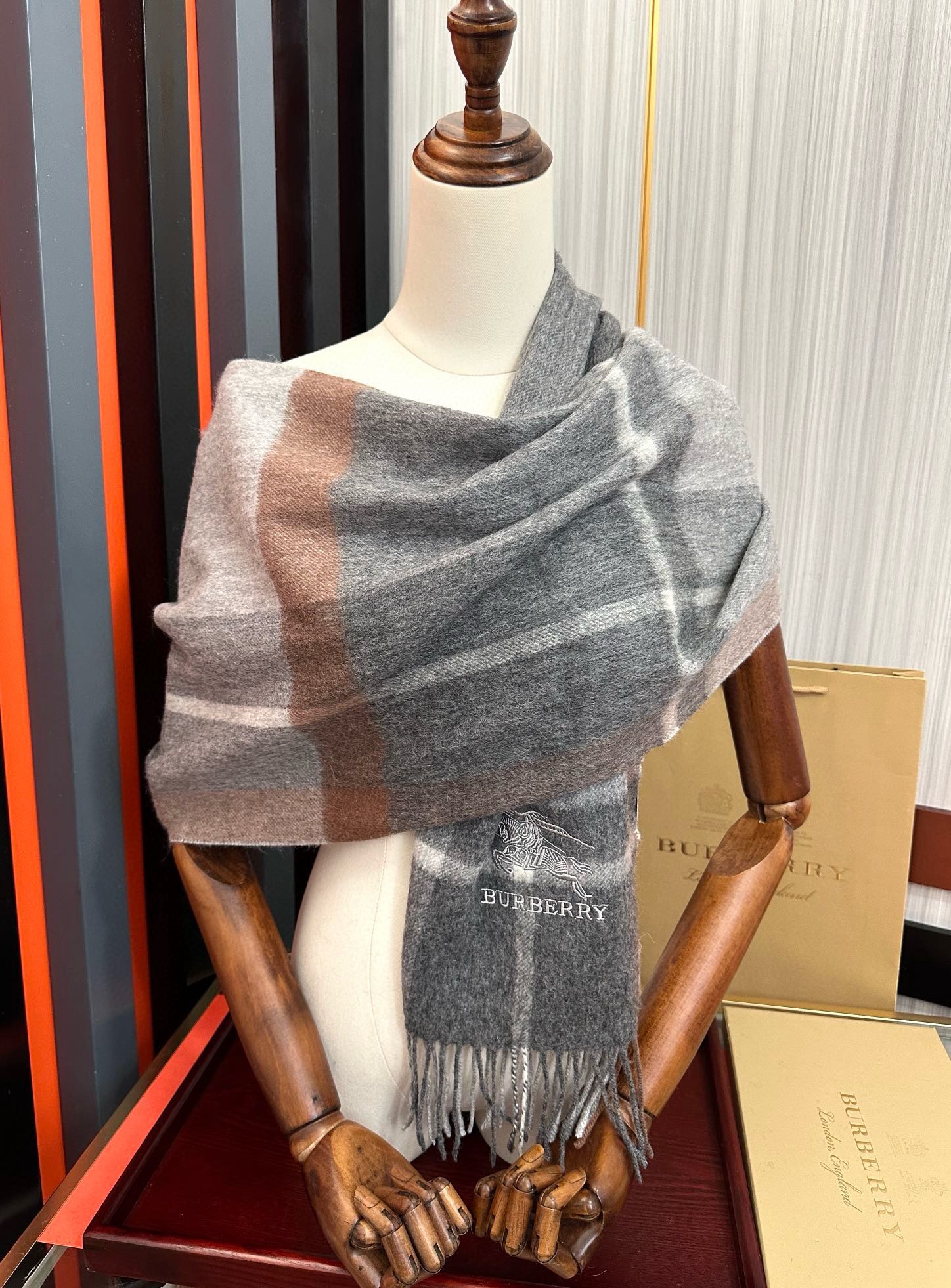 上新。巴宝莉2025 专柜新款💖男女通用情侣👫款，永不过时，上身效果非常棒👍质感醇尚的苏格兰风格💕采用纯