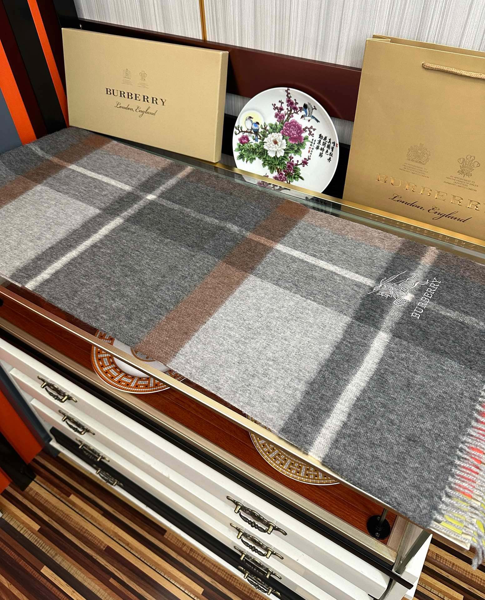 上新。巴宝莉2025 专柜新款💖男女通用情侣👫款，永不过时，上身效果非常棒👍质感醇尚的苏格兰风格💕采用纯