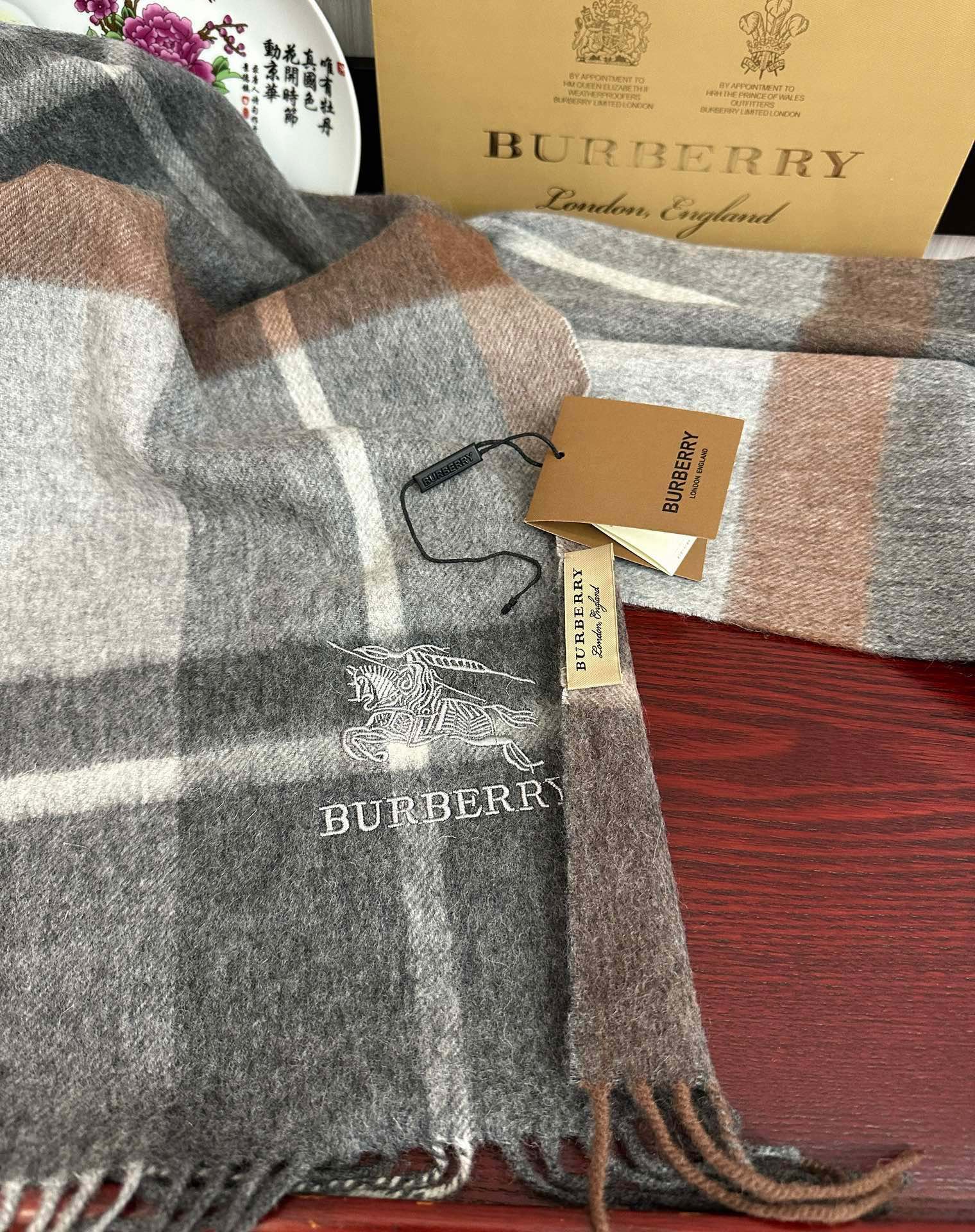 上新。巴宝莉2025 专柜新款💖男女通用情侣👫款，永不过时，上身效果非常棒👍质感醇尚的苏格兰风格💕采用纯