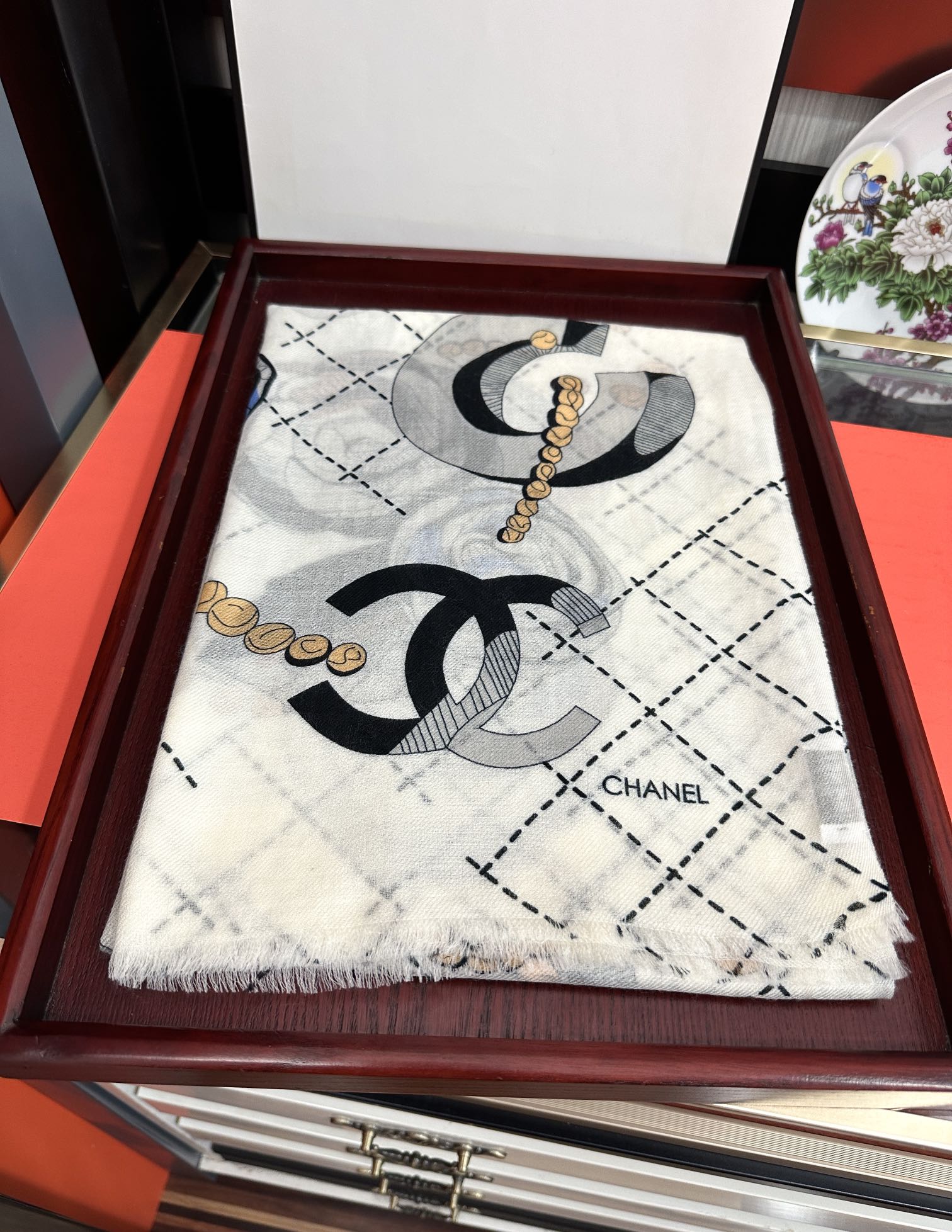 。上新 小香2025最新款、太美到心动😘【花朵🌼双c羊绒长巾】实物真心美 🎀披肩配以印花💓无论设计喷绘都