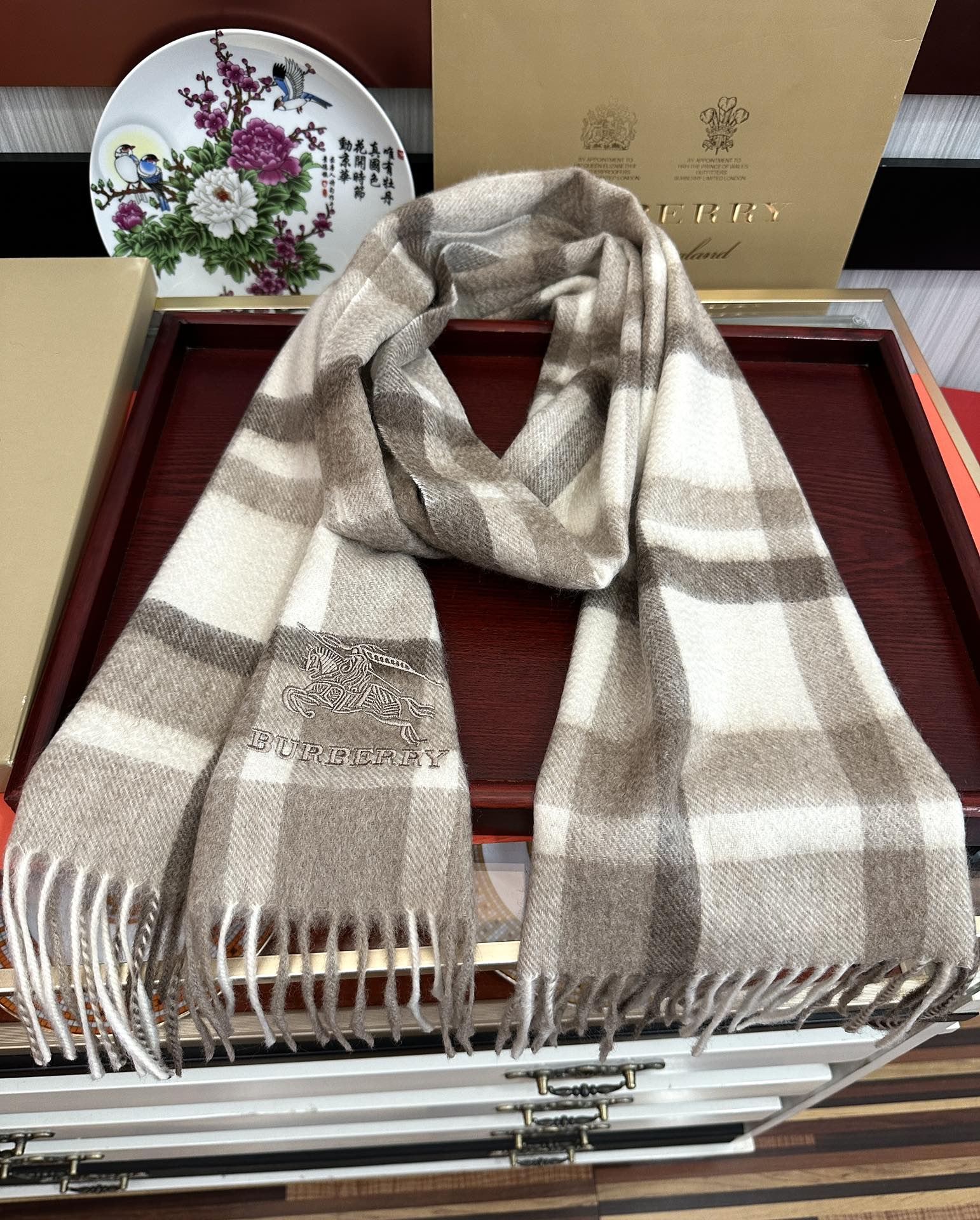 。85%山羊绒 2025巴宝莉【刺绣战马】采用内蒙古顶级山羊绒 最新款男女通用情侣款👫重磅推荐💥 经典的