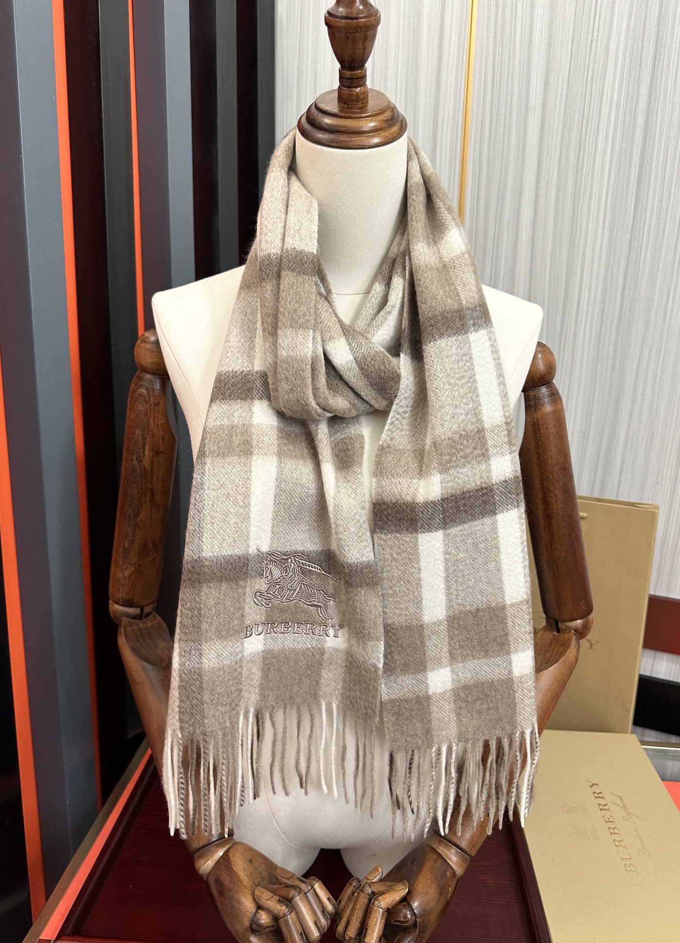 。85%山羊绒 2025巴宝莉【刺绣战马】采用内蒙古顶级山羊绒 最新款男女通用情侣款👫重磅推荐💥 经典的