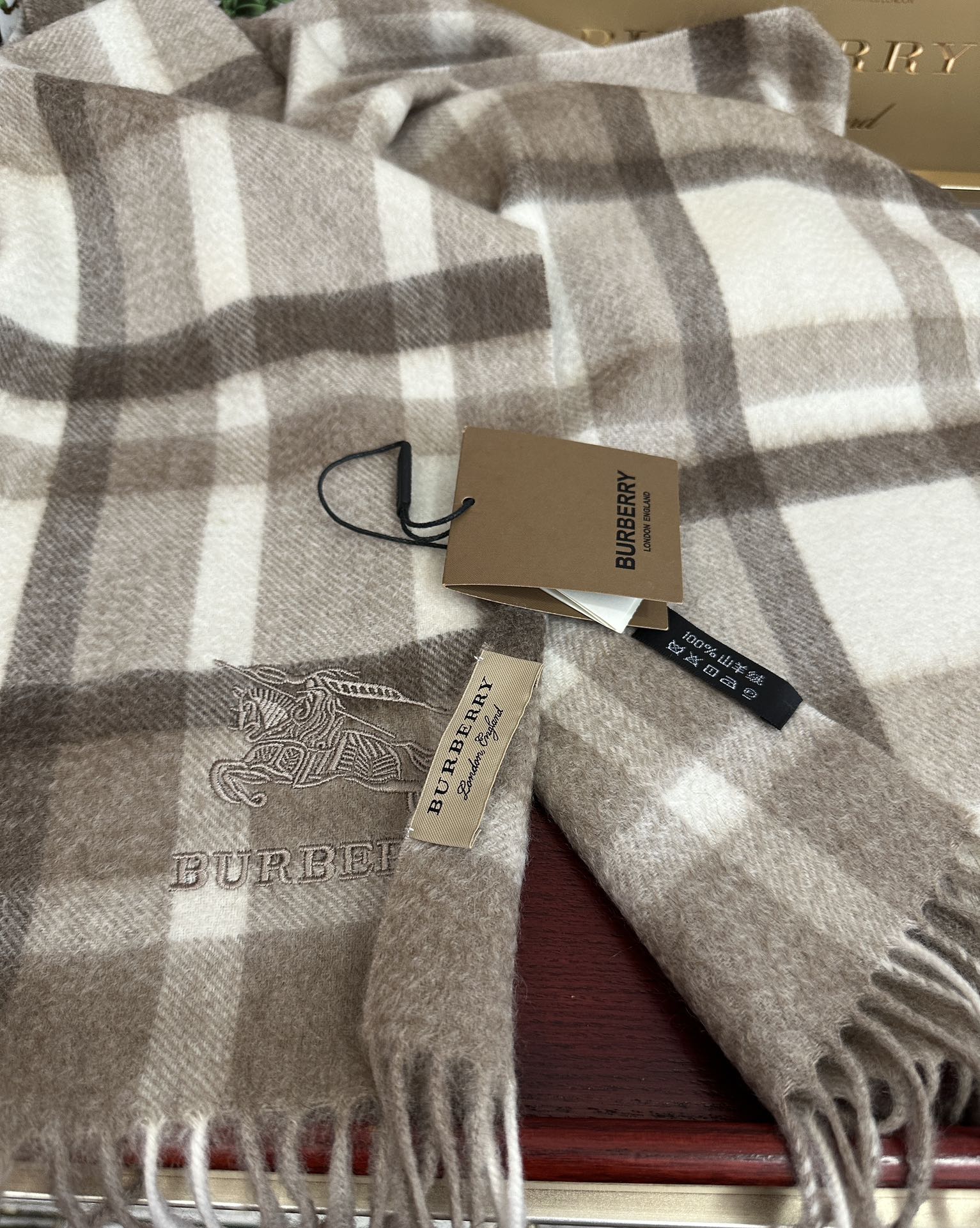 。85%山羊绒 2025巴宝莉【刺绣战马】采用内蒙古顶级山羊绒 最新款男女通用情侣款👫重磅推荐💥 经典的