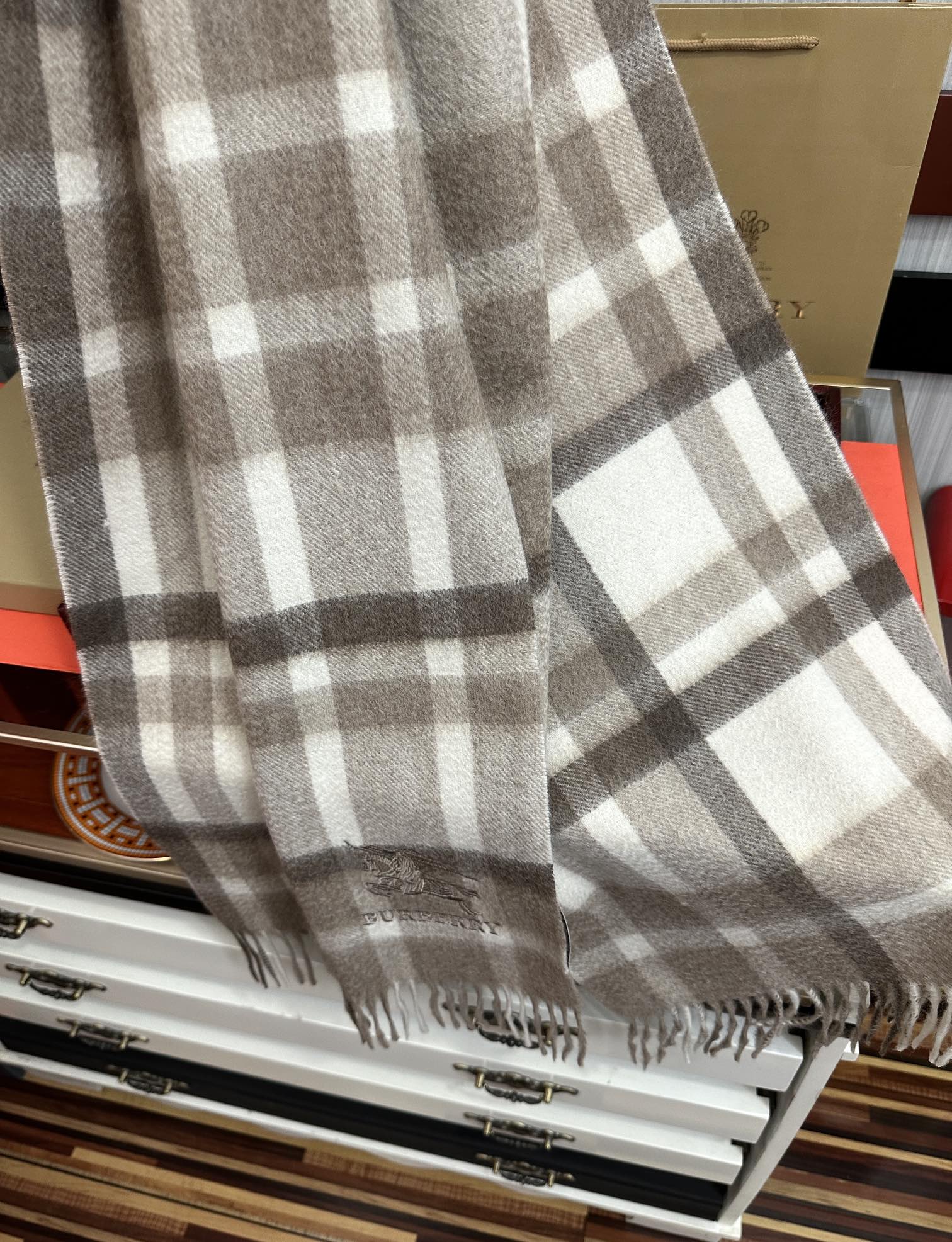 。85%山羊绒 2025巴宝莉【刺绣战马】采用内蒙古顶级山羊绒 最新款男女通用情侣款👫重磅推荐💥 经典的