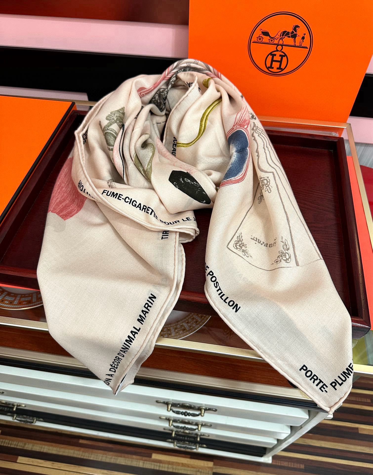 上新。爱马仕 【型影相随】2025新款[爱心] 新一季丝巾[太阳]我就不推荐了回头分享一下部分复刻款的老