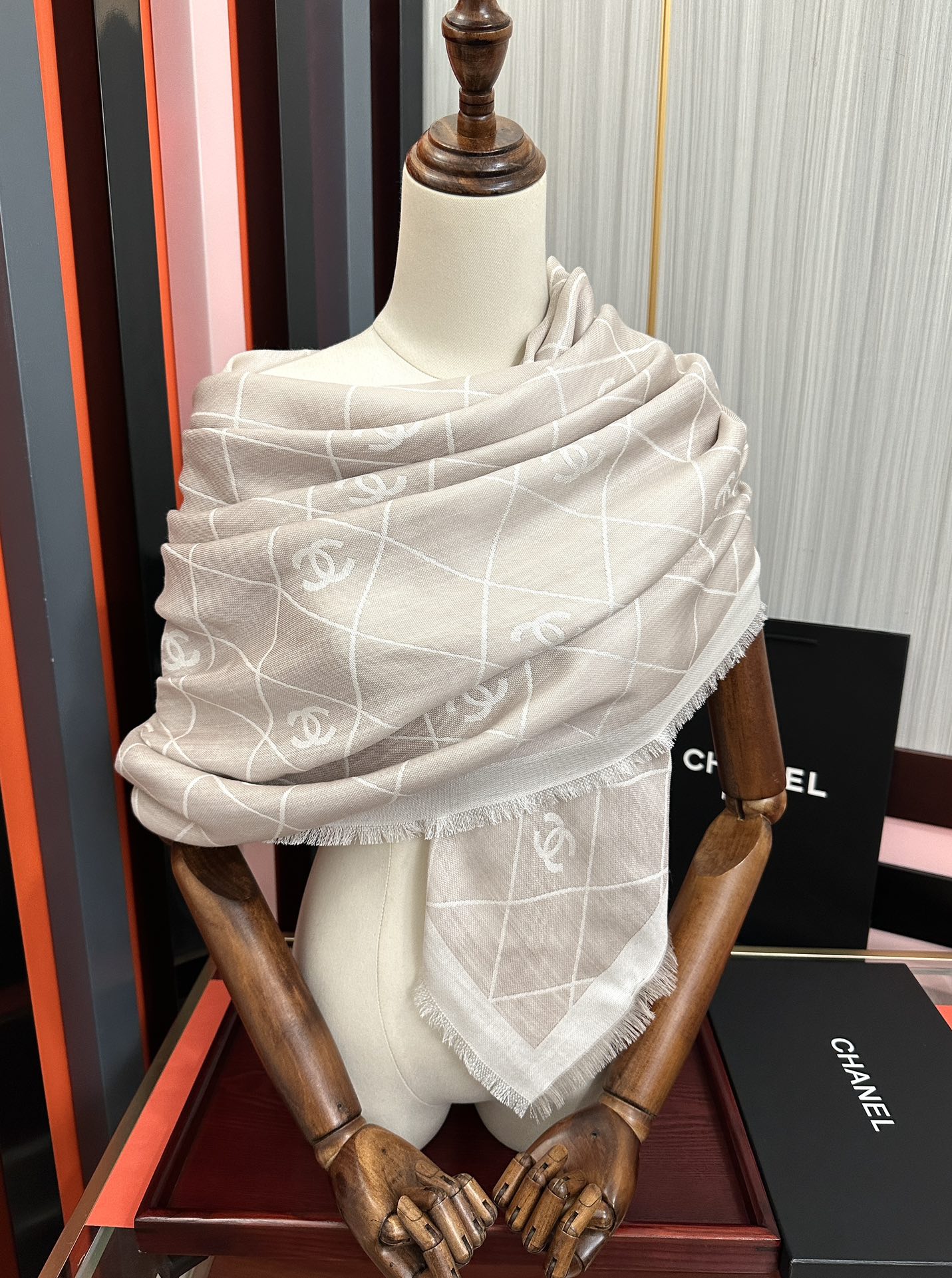 。香奈儿上新❤️经典茶花优雅Coco风[强]Chanel最新丝绒大方巾~气质到骨子里[庆祝]香奶奶新一季