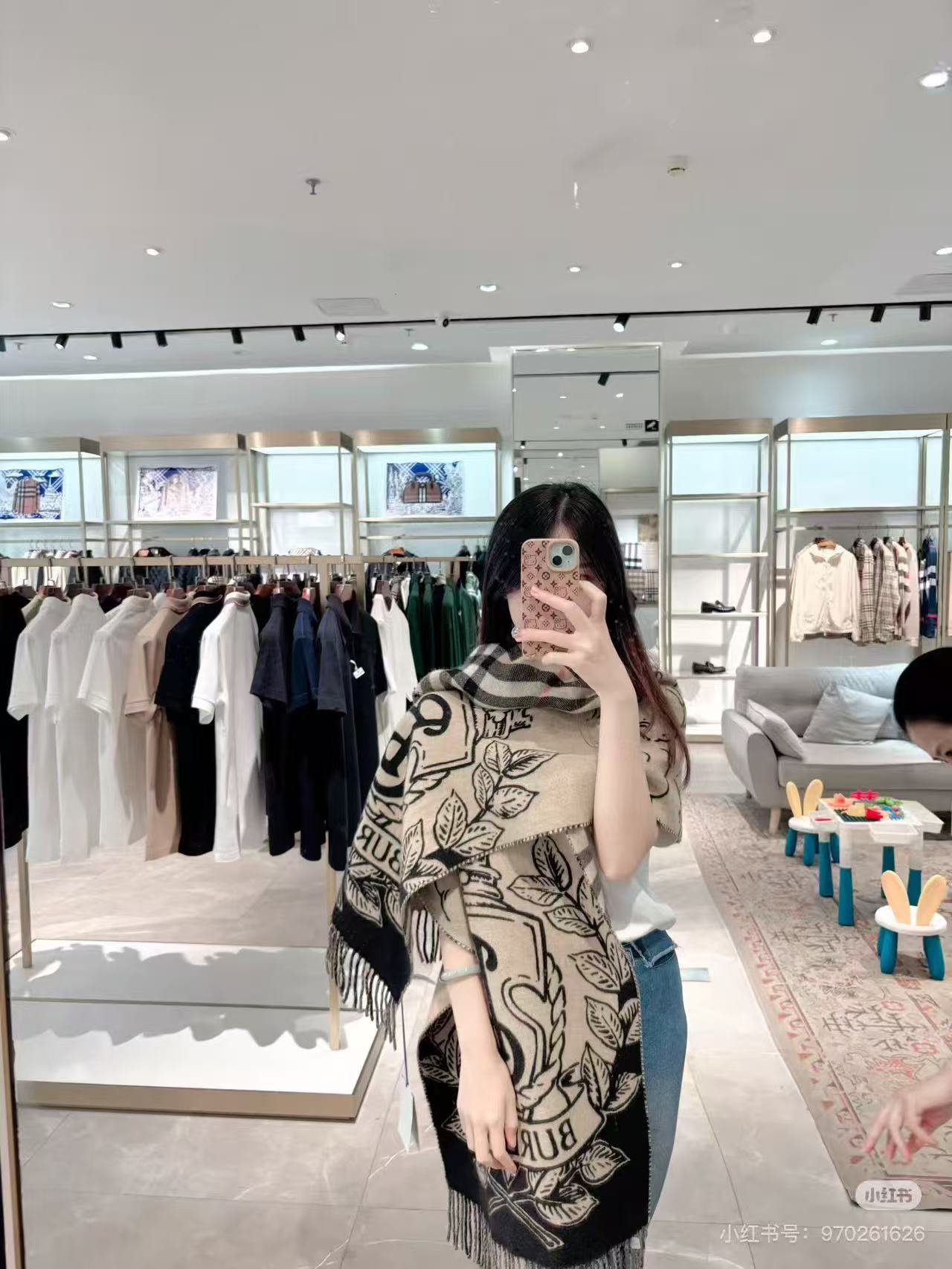 NO:663641,The new Burberry war horse knight double-sided shawl, all kinds of good-looking, known as the most beautiful style this year, the most classic jacquard war horse logo, the most beautiful classic caramel color shawl, refined scarf, made of jacquard worsted cashmere fabric, decorated with the brand's large plaid and equestrian knight design. The brand logo is integrated into the background of oak leaves and acorns. The specification does not include tassels on both sides: 210 cmx50cm. The size including tassels is 230cmx50cm and weighs 450 grams.  Cashmere rectangular high version scarf with tassels on both ends, high version scarf, burberry, shawls19860909新款巴宝利战马骑士双面披肩,各种好看,被誉为今年最美的款,最经典的提花战马徽标最美的经典焦糖配色披肩,精制围巾,选用提花精纺羊绒面料制成,装饰品牌大号格纹和马术骑士设计.将品牌徽标融入橡树叶和橡果背景中, 规格不含两边流苏210 cmx50cm, 含流苏尺寸,230cmx50cm450克重 羊绒长方形 两端流苏高版本围巾,高版本围巾,burberry,shawls,scarf