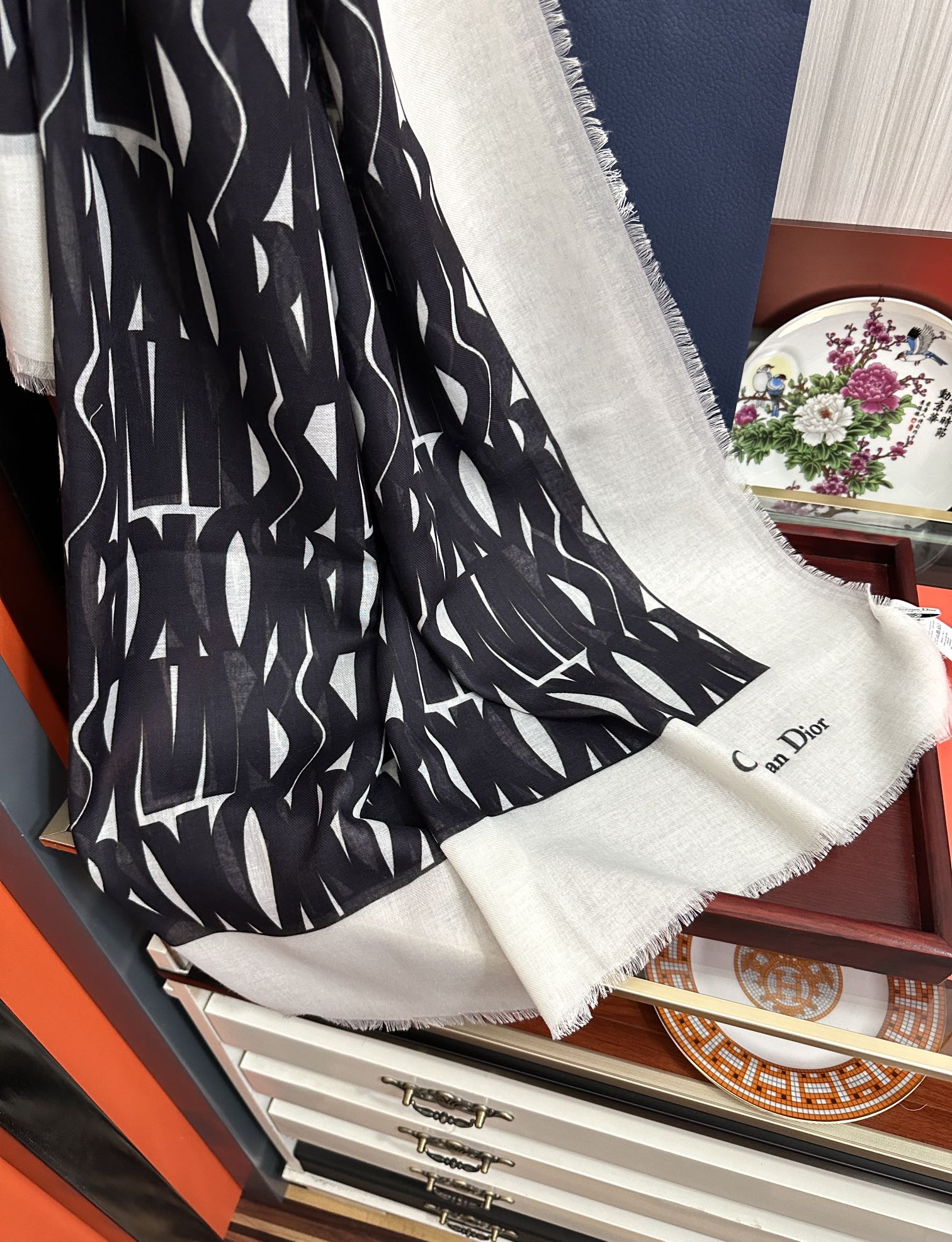 。 迪奥 新款羊绒围巾长款披肩[爱心]纯粹的高级和时髦感[玫瑰]太有品味了[月亮]招牌元素高端围巾披肩~