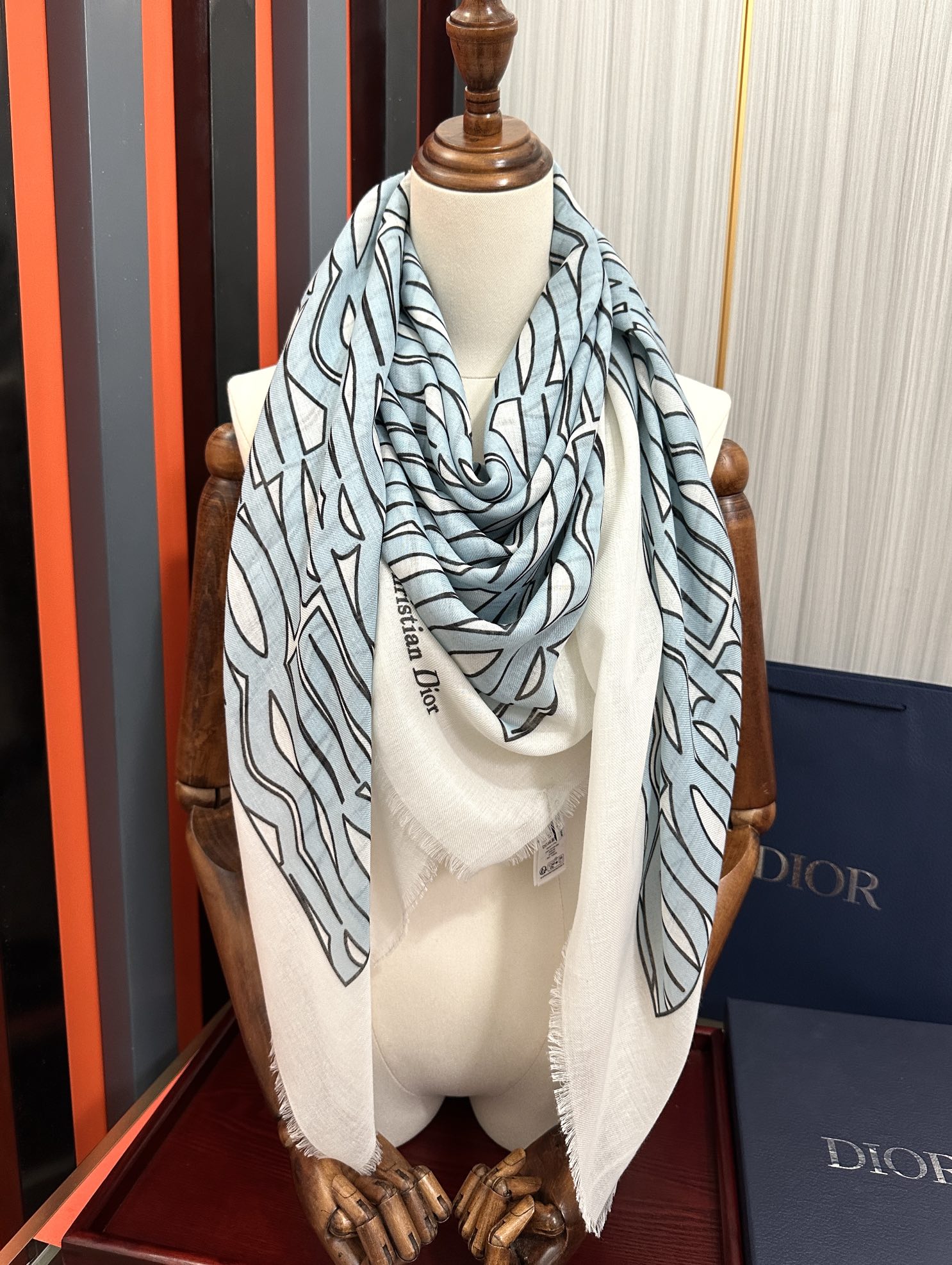 。 迪奥 新款羊绒围巾长款披肩[爱心]纯粹的高级和时髦感[玫瑰]太有品味了[月亮]招牌元素高端围巾披肩~