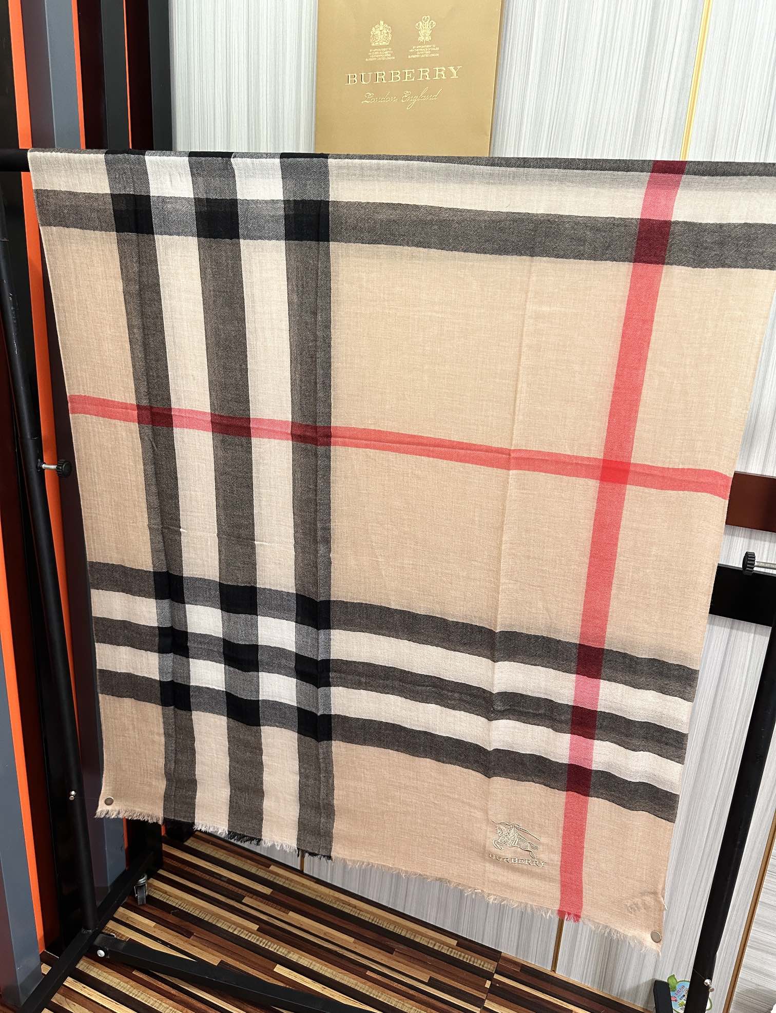 。2010 爆款巴宝莉 🧣万众瞩目战马绣标经典版到货🎆最优质的年轻设计师推出的最新概念👓搭配调色纱染再色