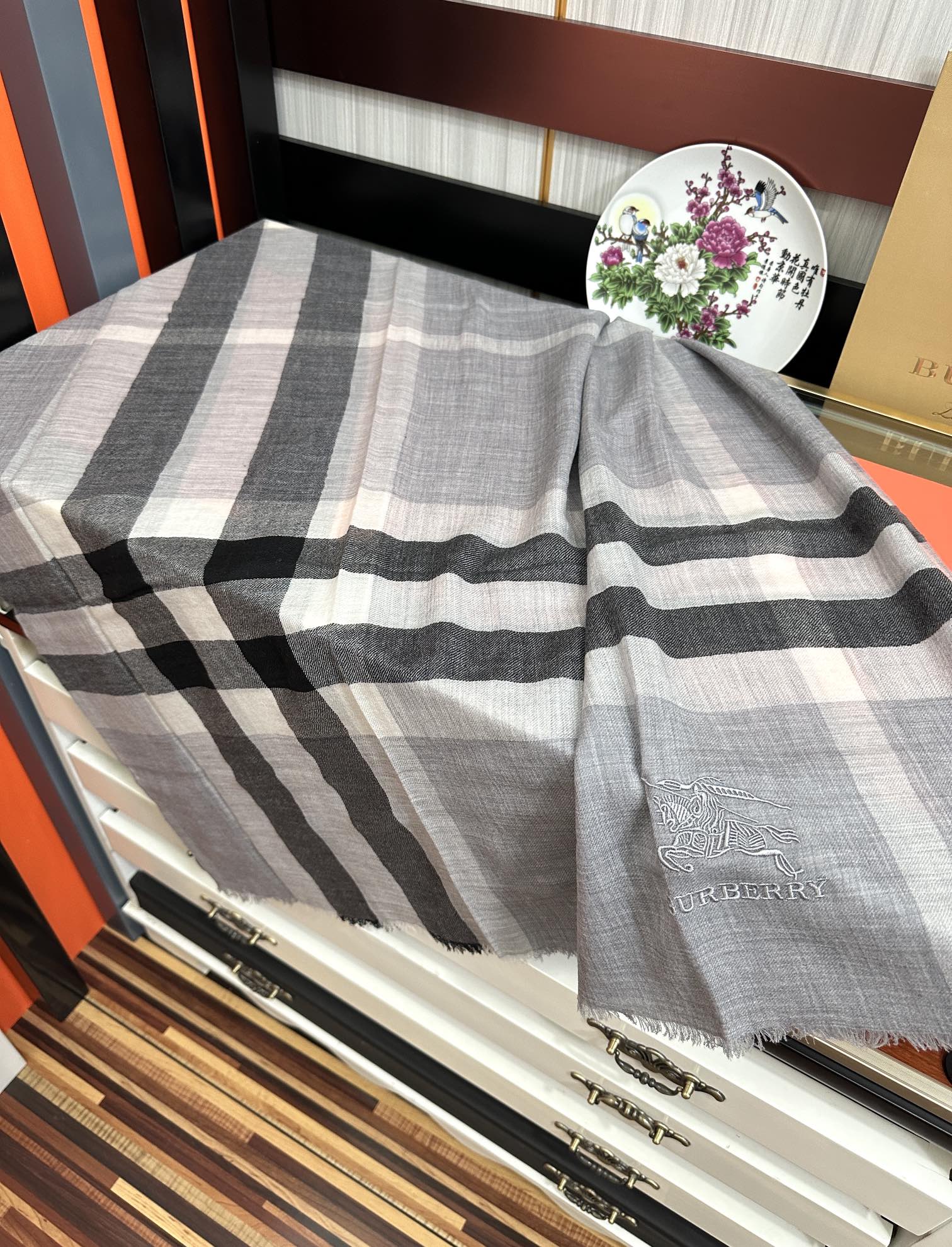 。2010 爆款巴宝莉 🧣万众瞩目战马绣标经典版到货🎆最优质的年轻设计师推出的最新概念👓搭配调色纱染再色