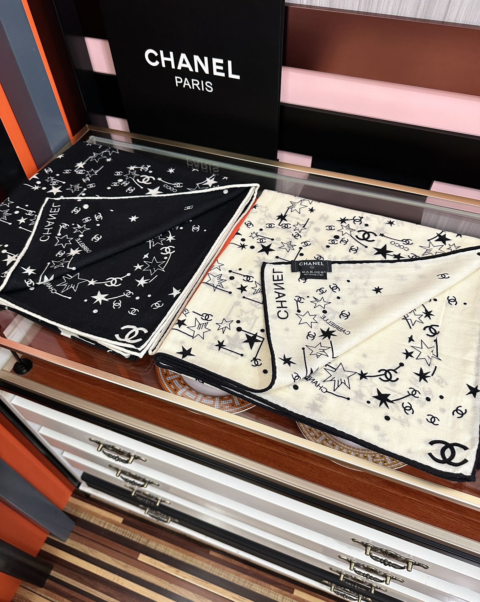 新款❤️2025 香奈儿 星星✨涂鸦 官网同步 【双面同色】[發]经典设计优雅风[礼物]~气质到骨子里[