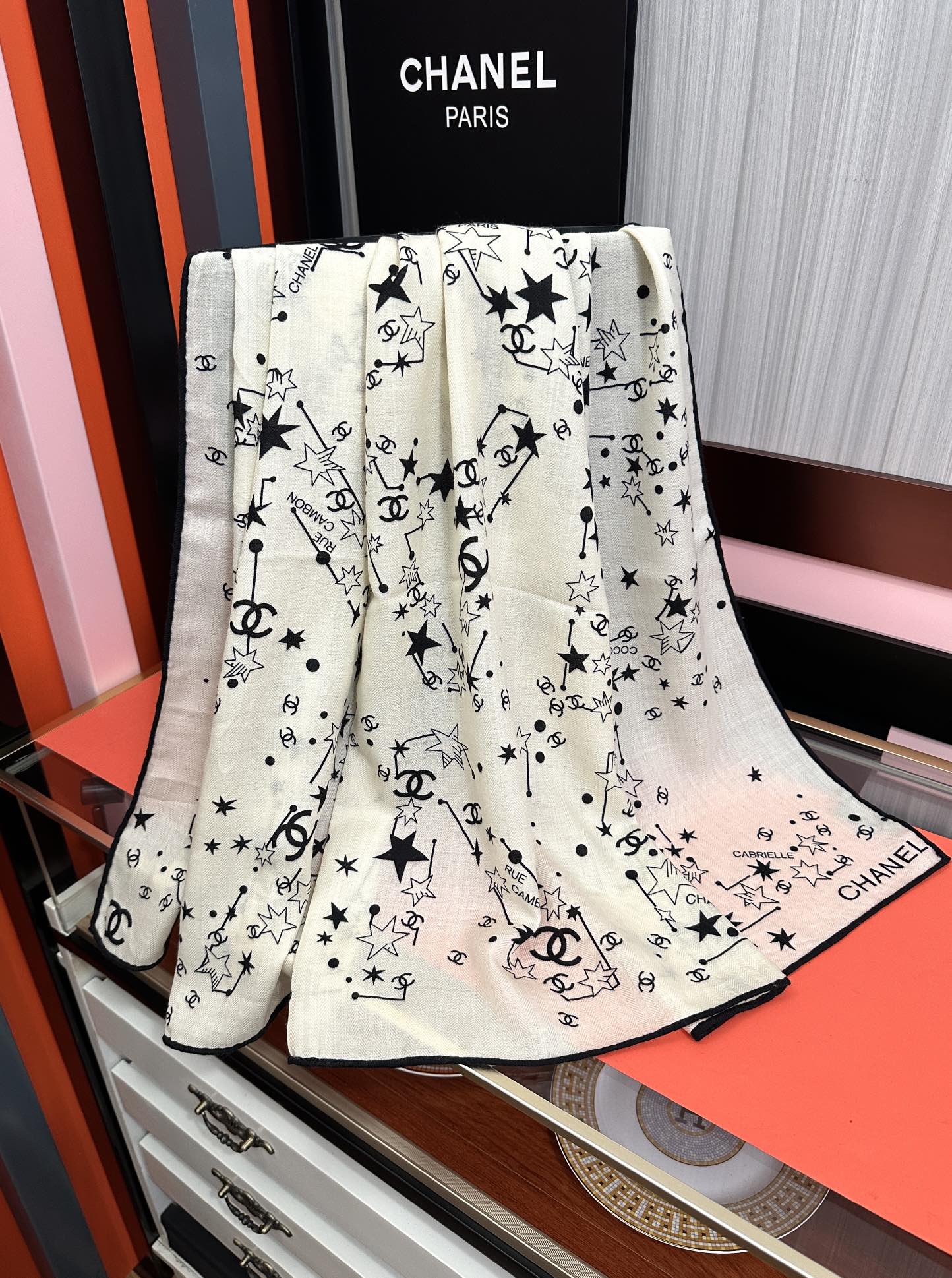 新款❤️2025 香奈儿 星星✨涂鸦 官网同步 【双面同色】[發]经典设计优雅风[礼物]~气质到骨子里[