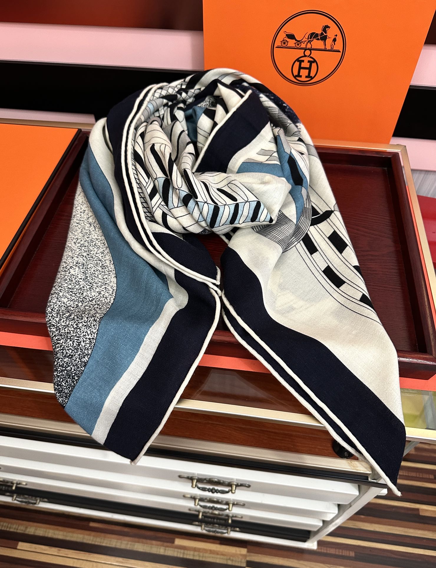 新款。爱马仕2025秋冬新款[爱心]新一季丝巾采购清单估计各位养马人们已经列好了[太阳]我就不推荐了回头