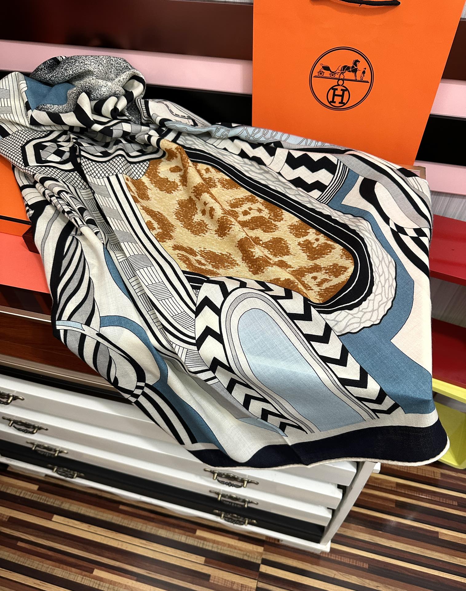 新款。爱马仕2025秋冬新款[爱心]新一季丝巾采购清单估计各位养马人们已经列好了[太阳]我就不推荐了回头