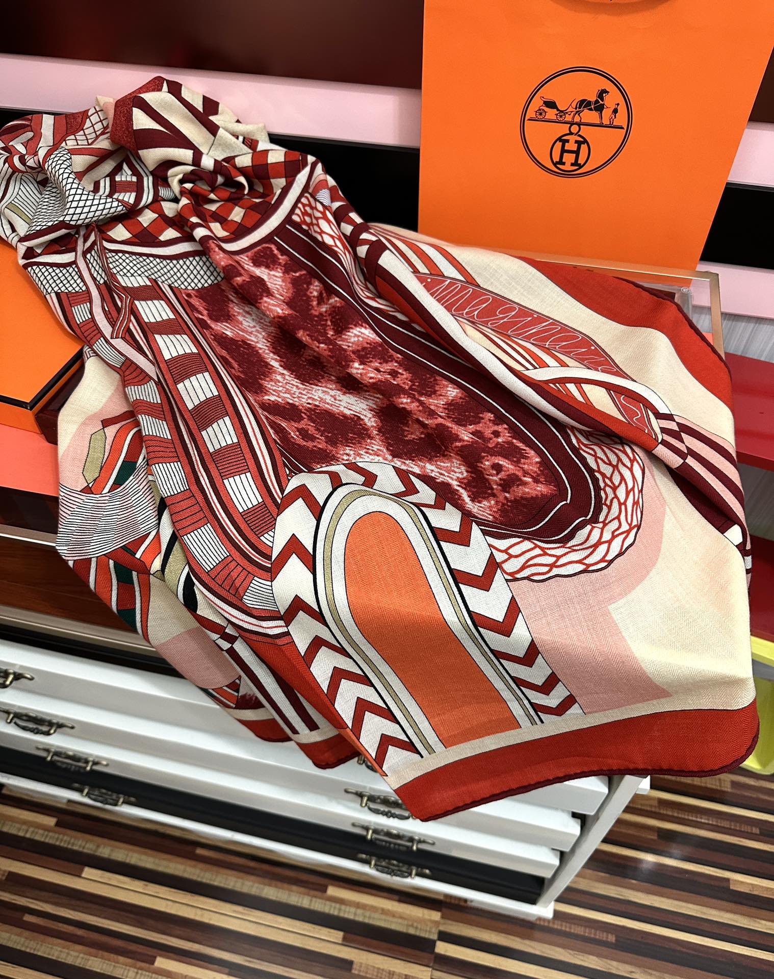 新款。爱马仕2025秋冬新款[爱心]新一季丝巾采购清单估计各位养马人们已经列好了[太阳]我就不推荐了回头