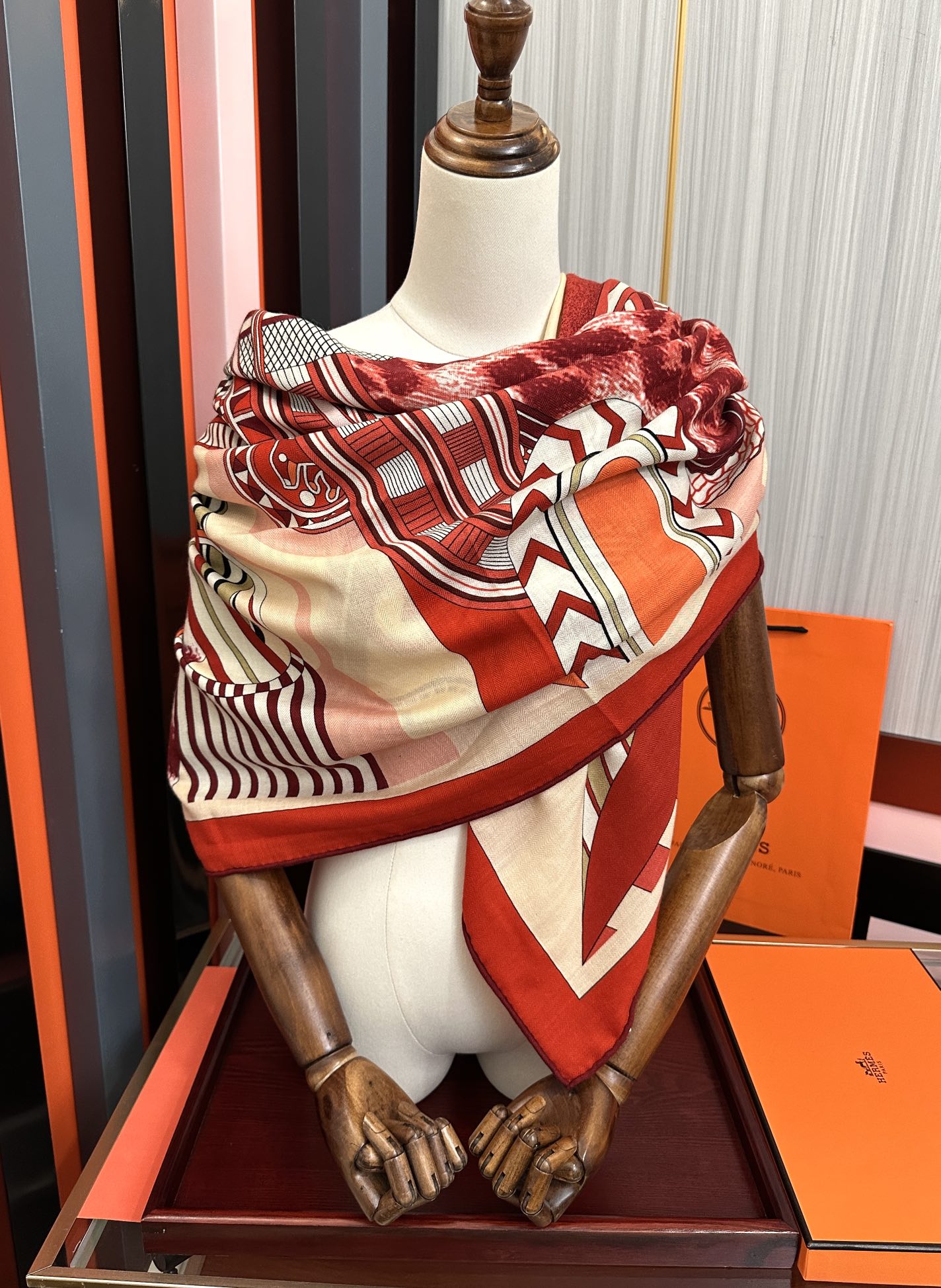 新款。爱马仕2025秋冬新款[爱心]新一季丝巾采购清单估计各位养马人们已经列好了[太阳]我就不推荐了回头