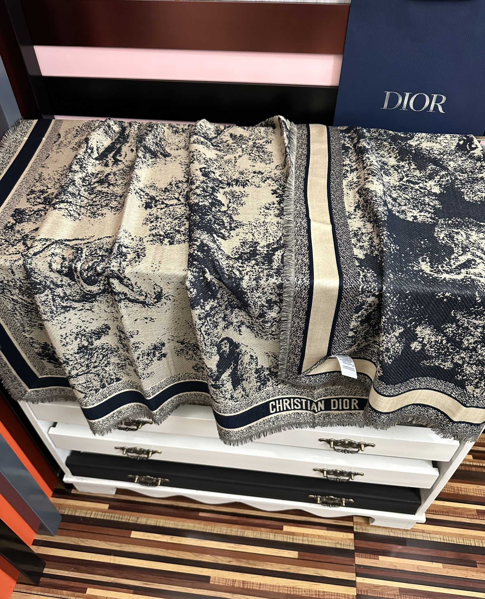 爆款。迪奥 2025最新的专柜款【动物丛林印花】羊绒方巾 💟 日常都非常好搭配的款😍一看到就想去买[得意