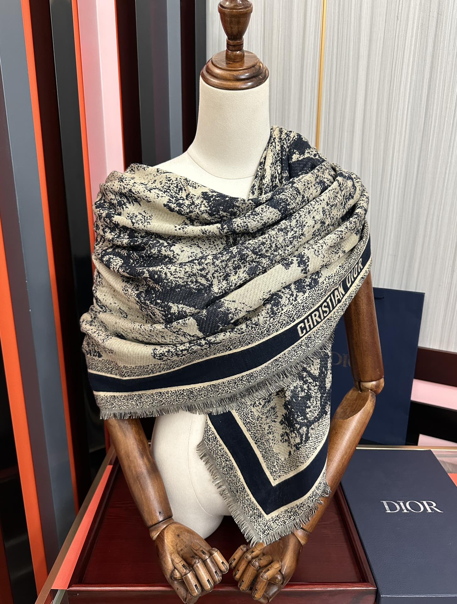 爆款。迪奥 2025最新的专柜款【动物丛林印花】羊绒方巾 💟 日常都非常好搭配的款😍一看到就想去买[得意