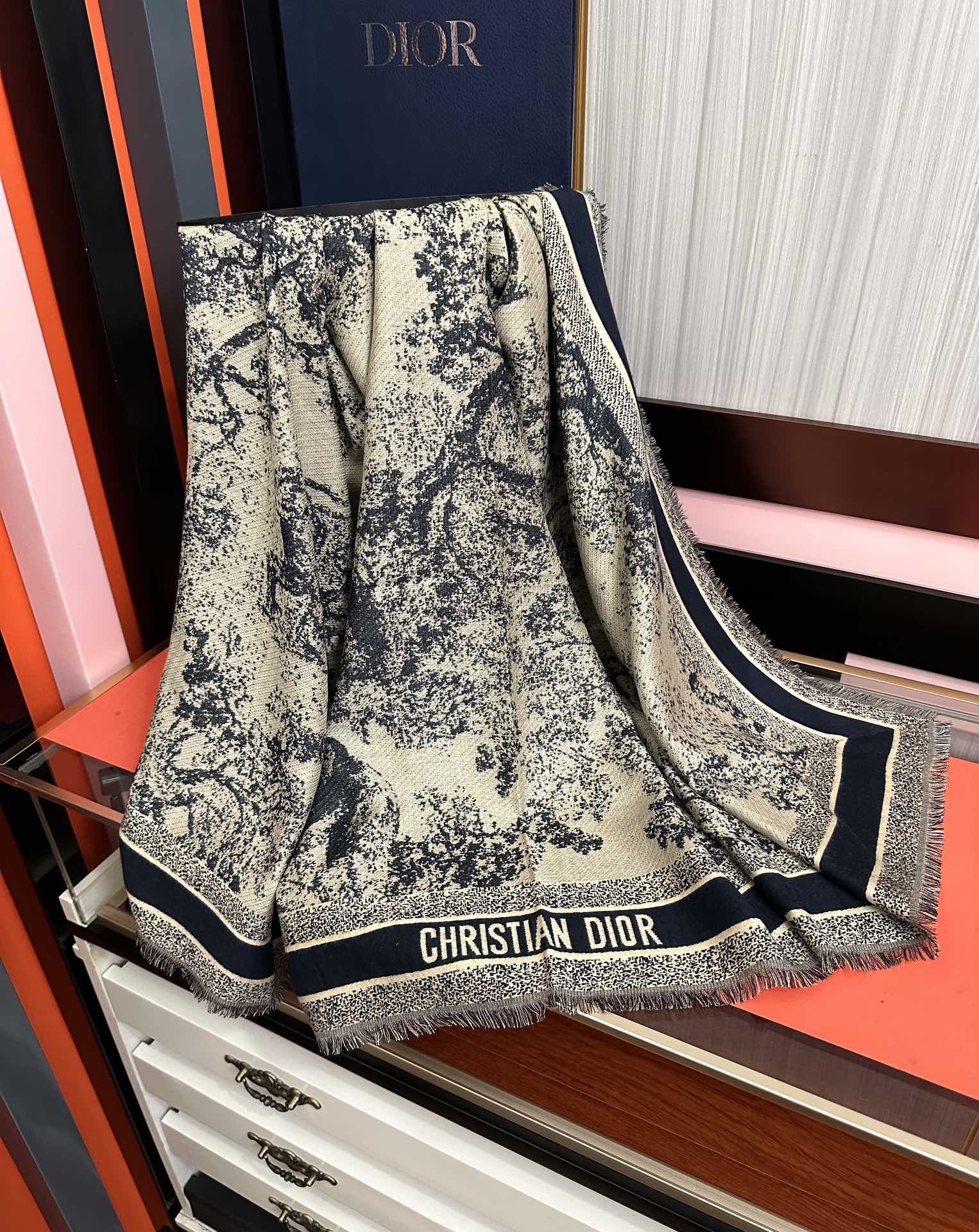 爆款。迪奥 2025最新的专柜款【动物丛林印花】羊绒方巾 💟 日常都非常好搭配的款😍一看到就想去买[得意