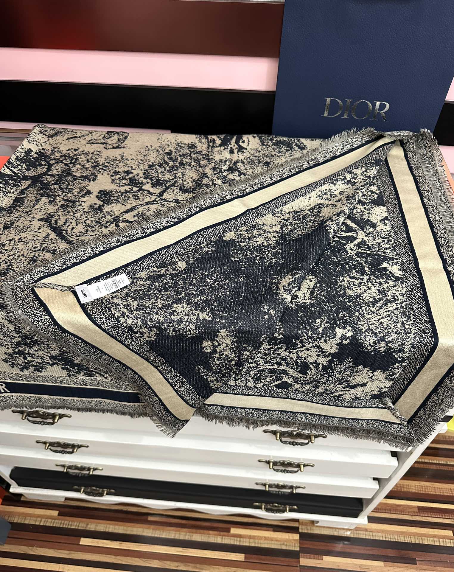 爆款。迪奥 2025最新的专柜款【动物丛林印花】羊绒方巾 💟 日常都非常好搭配的款😍一看到就想去买[得意