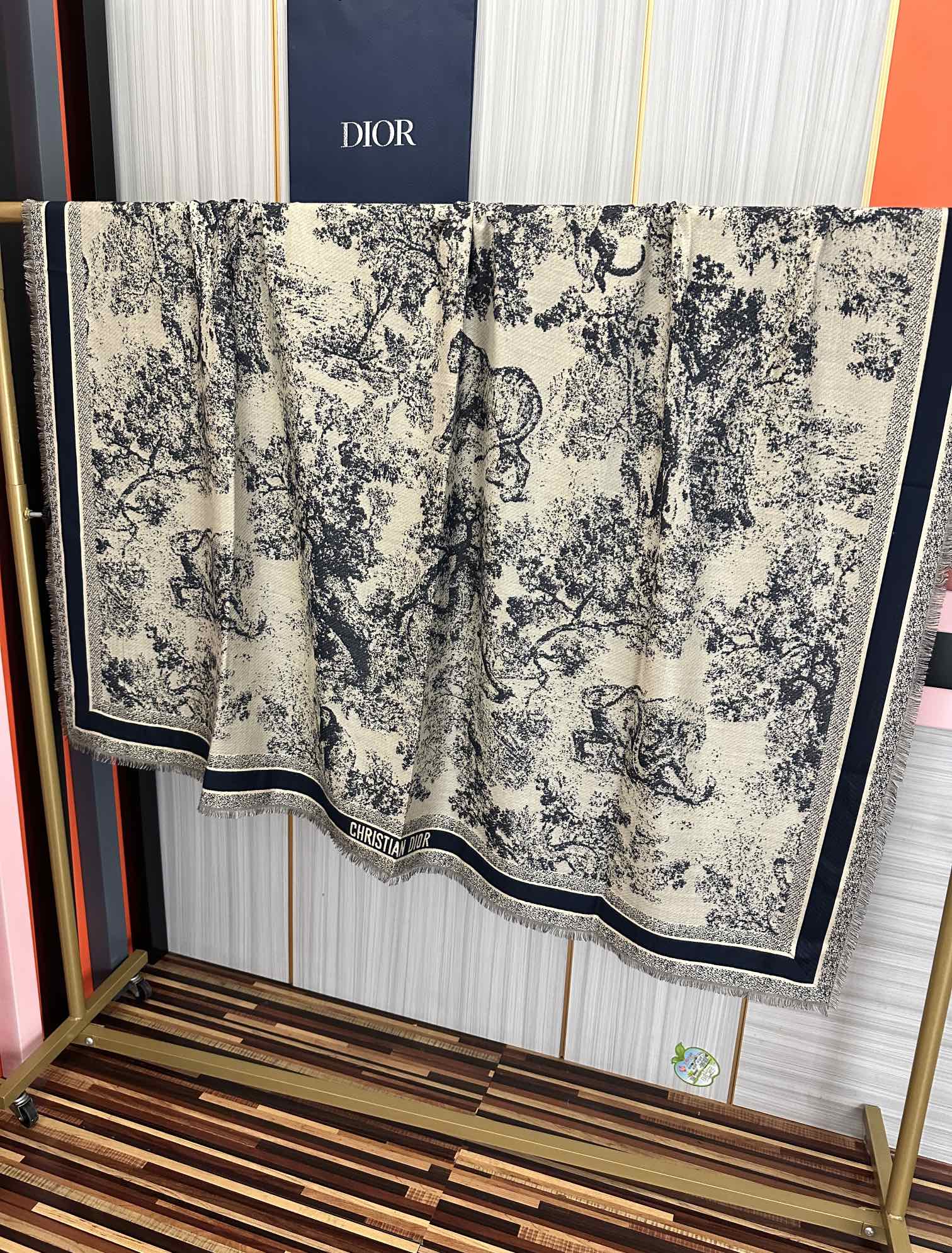 爆款。迪奥 2025最新的专柜款【动物丛林印花】羊绒方巾 💟 日常都非常好搭配的款😍一看到就想去买[得意