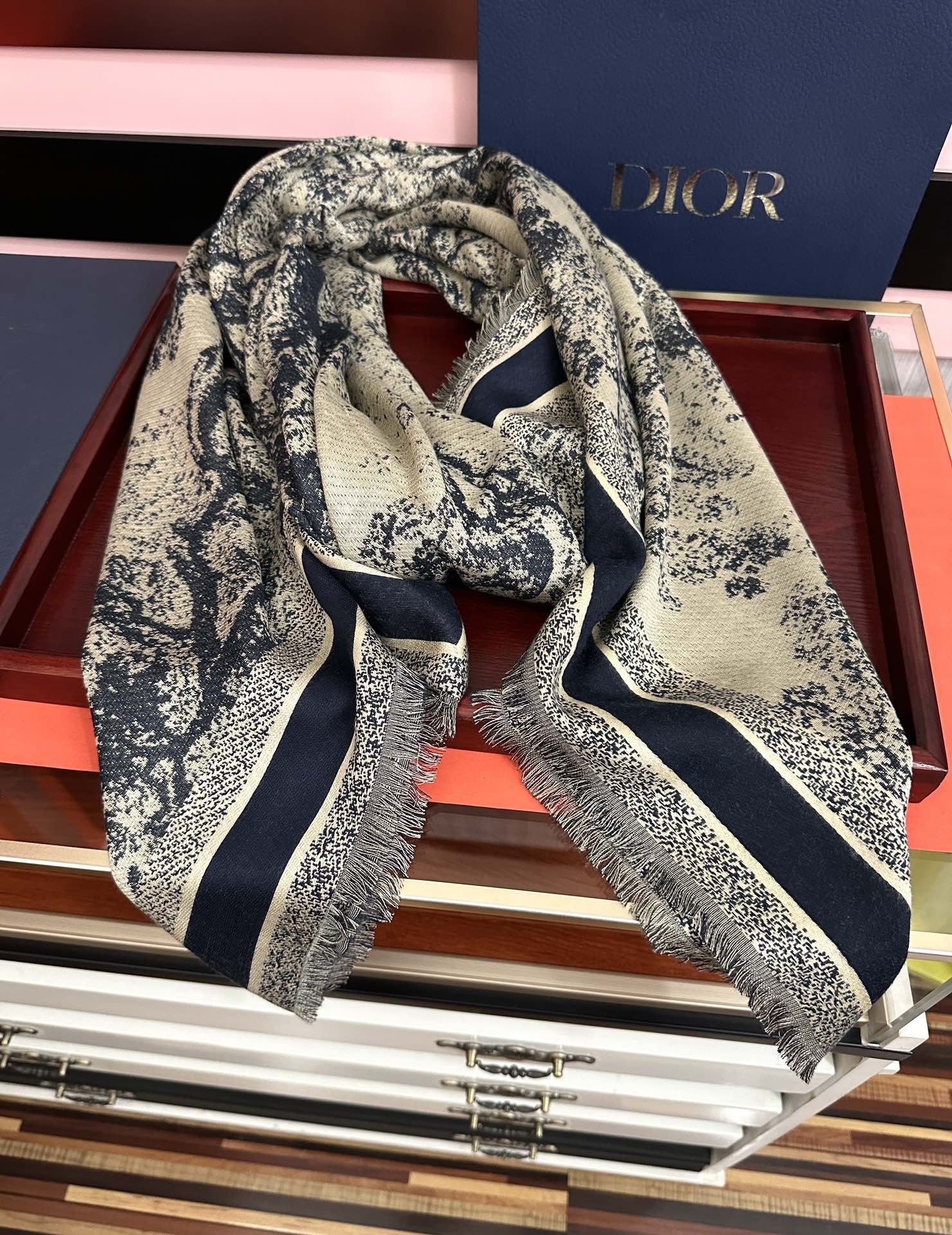爆款。迪奥 2025最新的专柜款【动物丛林印花】羊绒方巾 💟 日常都非常好搭配的款😍一看到就想去买[得意