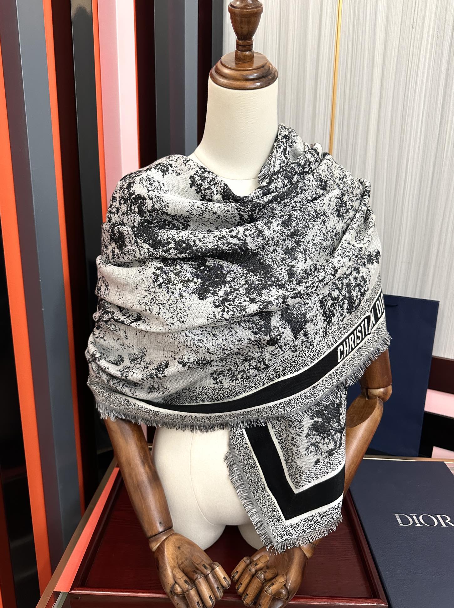 爆款。迪奥 2025最新的专柜款【动物丛林印花】羊绒方巾 💟 日常都非常好搭配的款😍一看到就想去买[得意