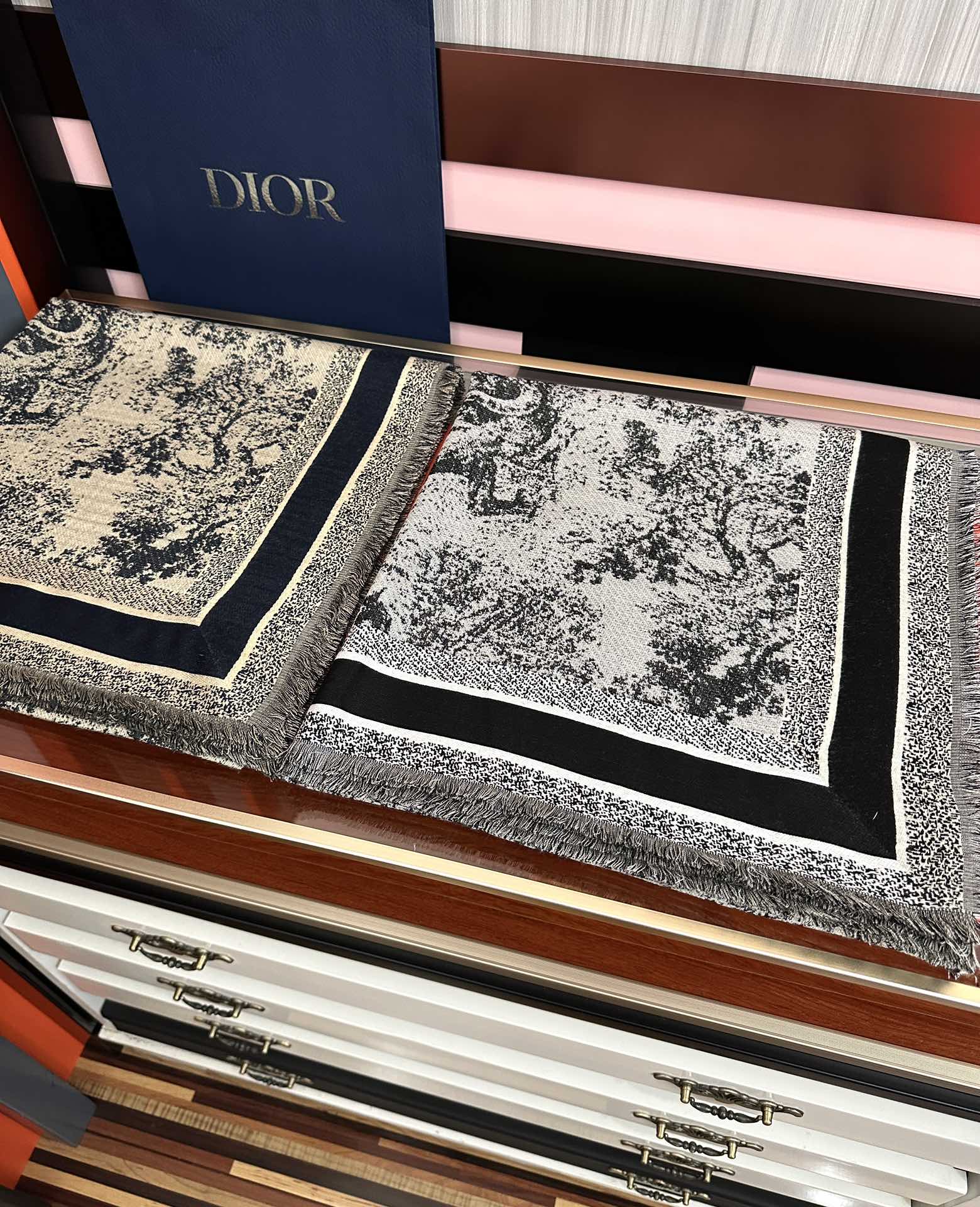 爆款。迪奥 2025最新的专柜款【动物丛林印花】羊绒方巾 💟 日常都非常好搭配的款😍一看到就想去买[得意