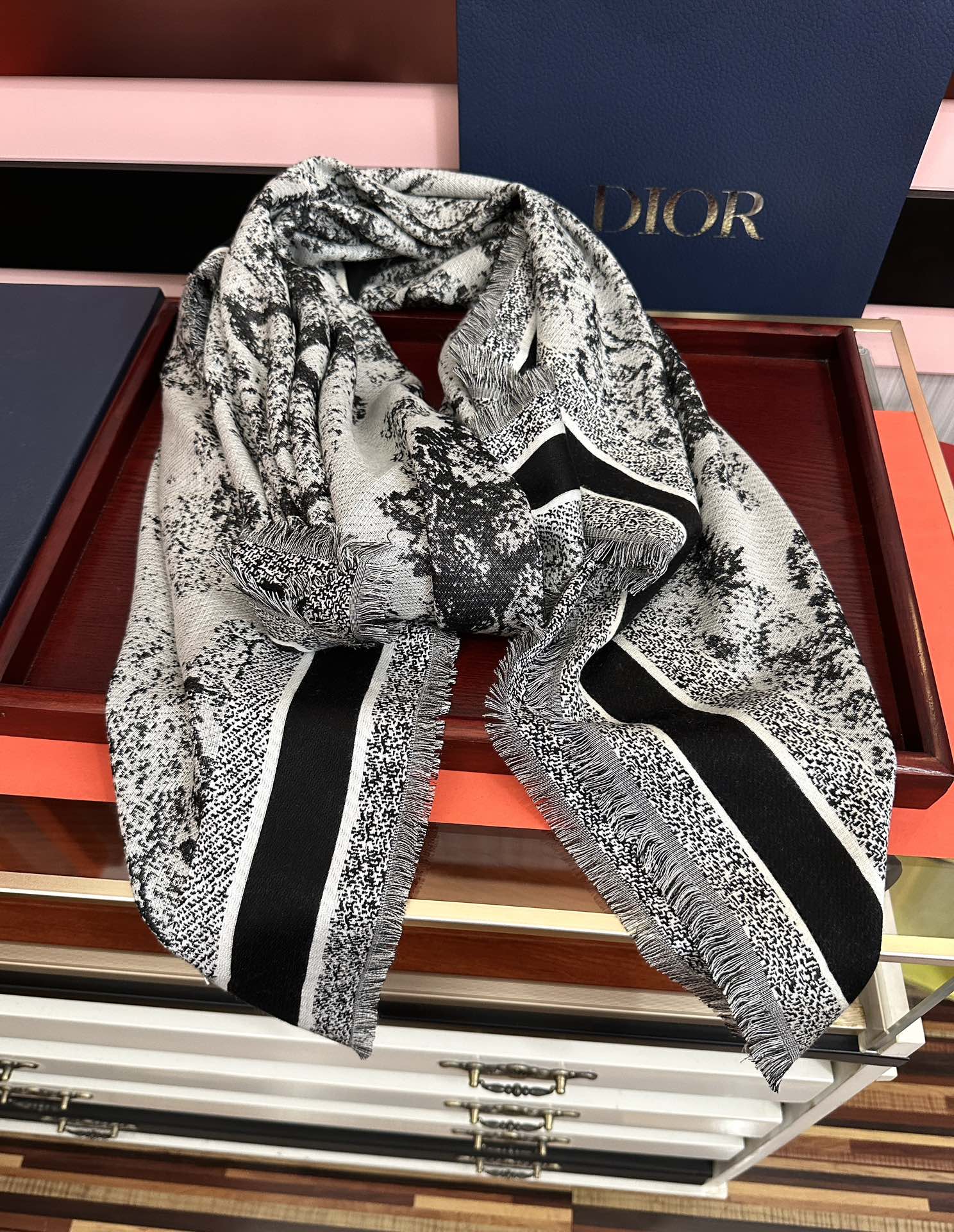 爆款。迪奥 2025最新的专柜款【动物丛林印花】羊绒方巾 💟 日常都非常好搭配的款😍一看到就想去买[得意