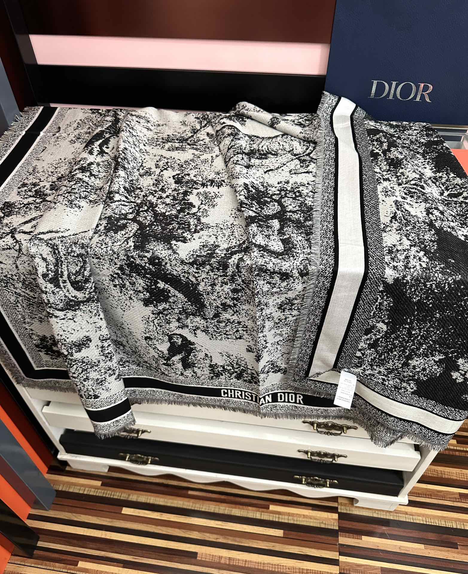 爆款。迪奥 2025最新的专柜款【动物丛林印花】羊绒方巾 💟 日常都非常好搭配的款😍一看到就想去买[得意