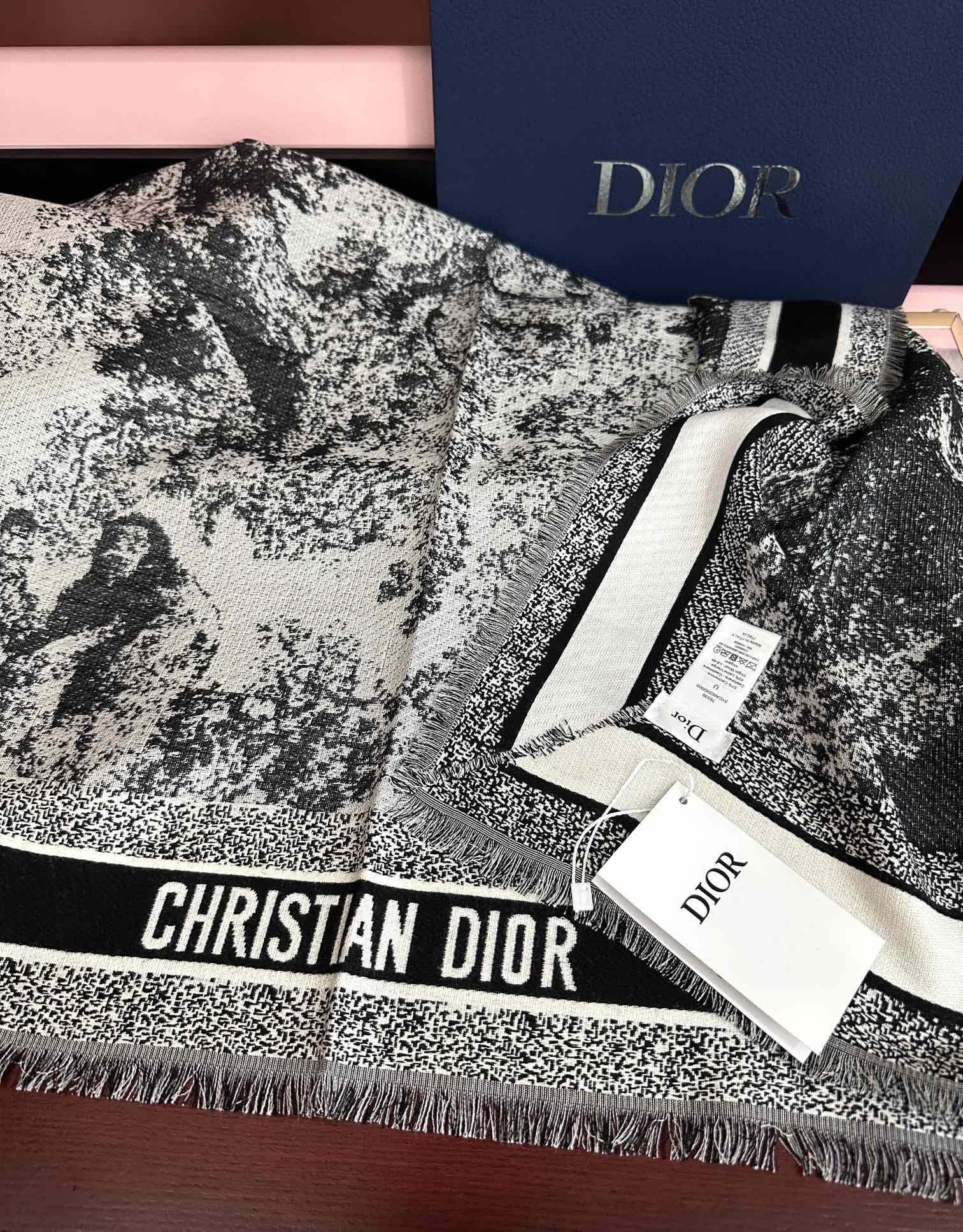 爆款。迪奥 2025最新的专柜款【动物丛林印花】羊绒方巾 💟 日常都非常好搭配的款😍一看到就想去买[得意