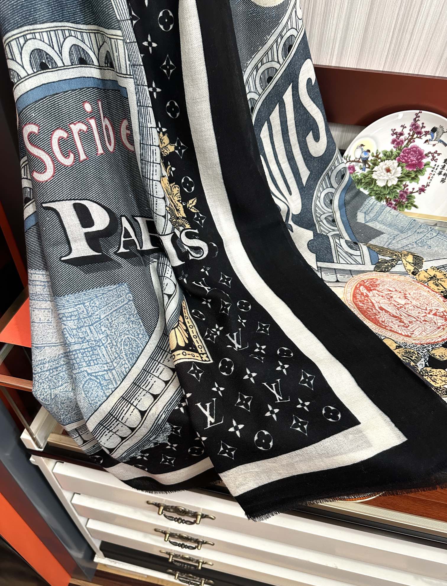 。LV家2025 最新款‼️顶级设计太美了，真心赞👍【双面300支戒指绒长巾】😘💍实物真心美 🎀披肩配以