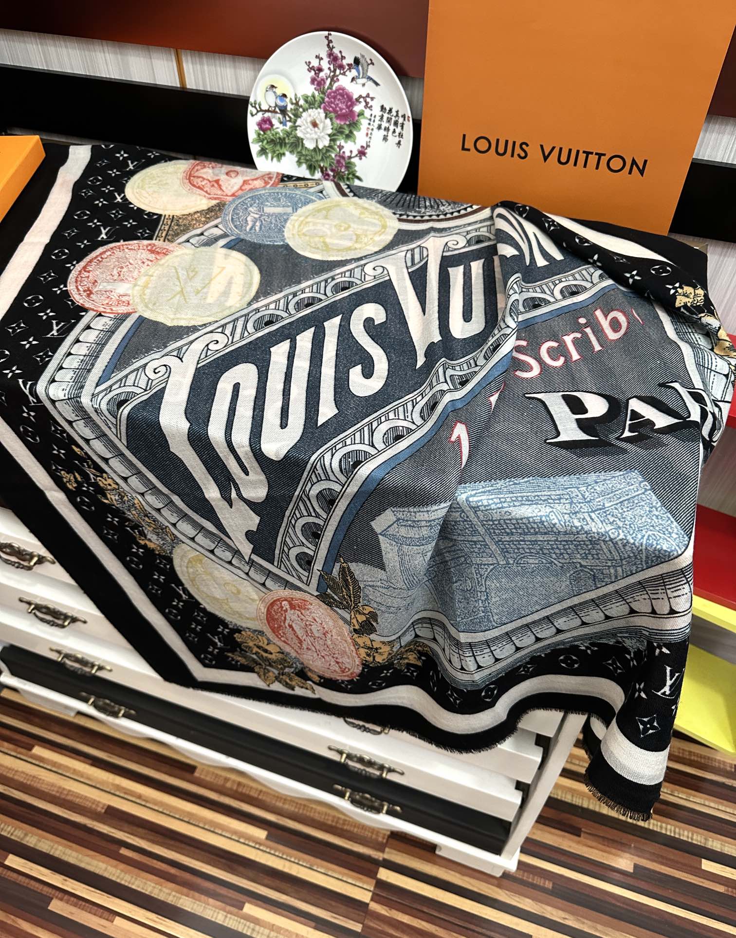 。LV家2025 最新款‼️顶级设计太美了，真心赞👍【双面300支戒指绒长巾】😘💍实物真心美 🎀披肩配以