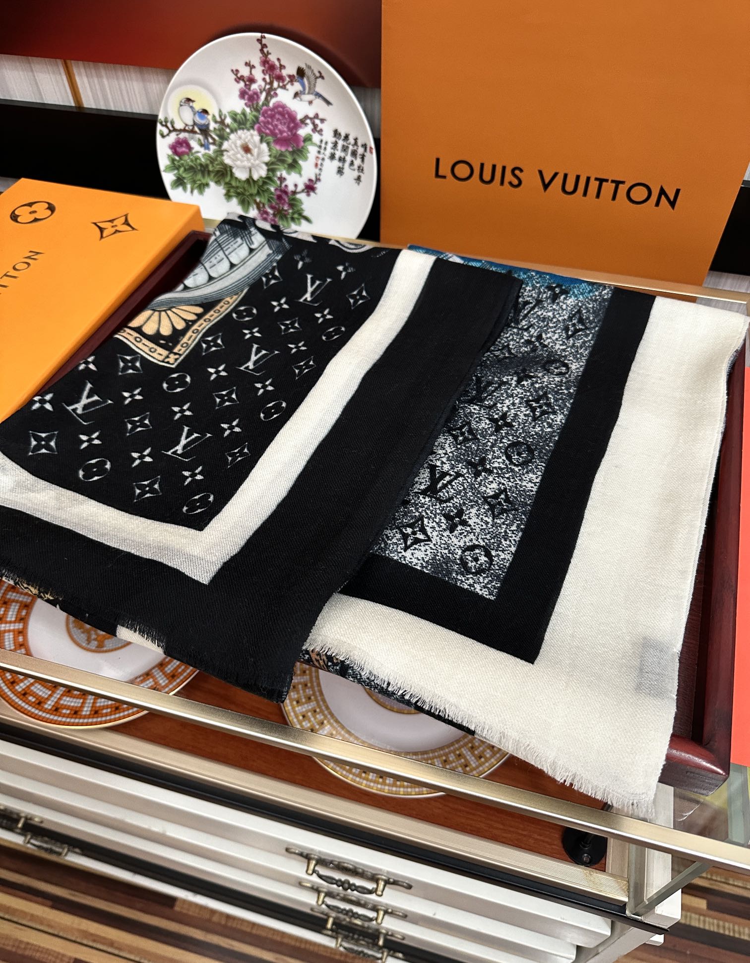 。LV家2025 最新款‼️顶级设计太美了，真心赞👍【双面300支戒指绒长巾】😘💍实物真心美 🎀披肩配以