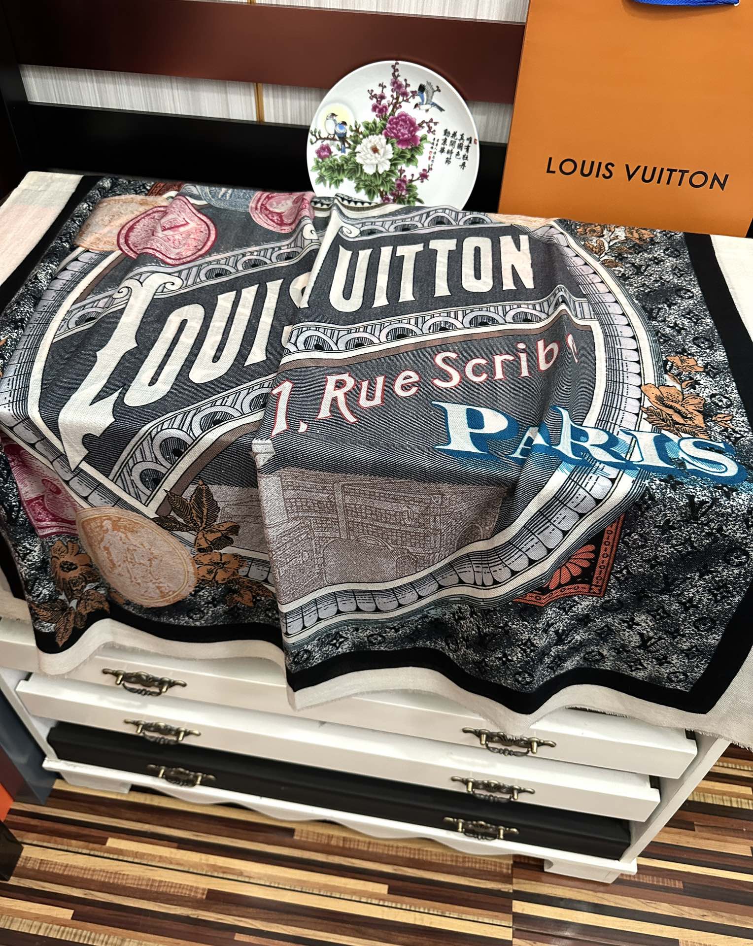 。LV家2025 最新款‼️顶级设计太美了，真心赞👍【双面300支戒指绒长巾】😘💍实物真心美 🎀披肩配以